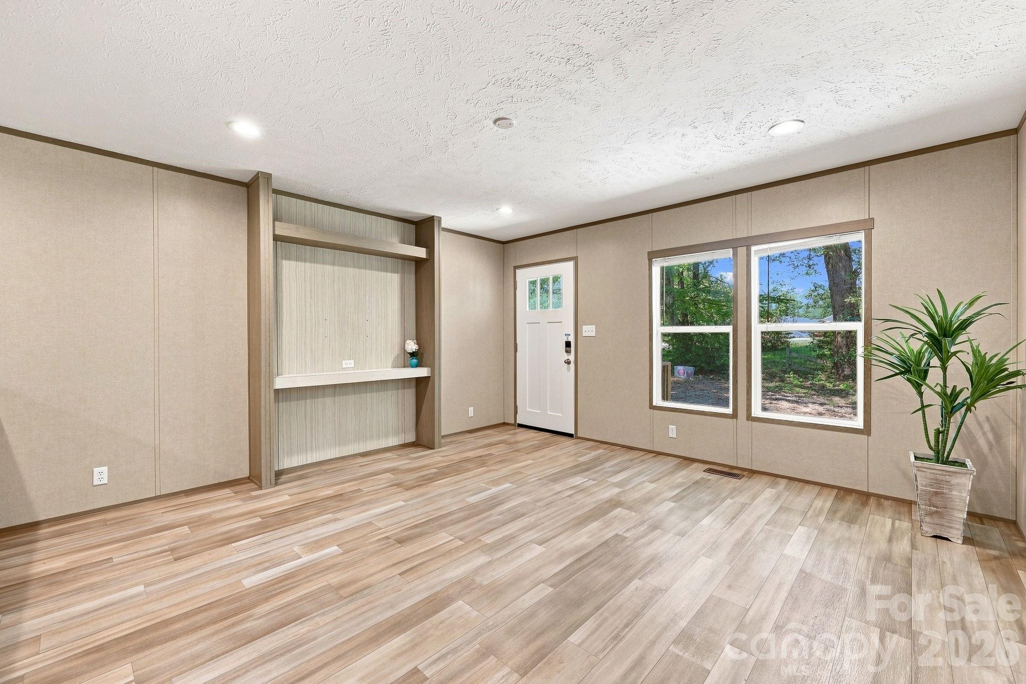Bright and Open Living Space - 146 & 148 Bradshaw Circle, Candler
