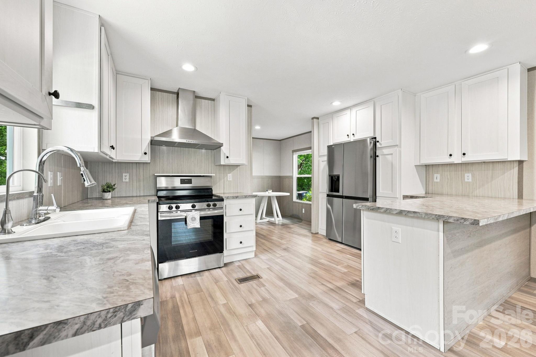 Large Modern Kitchen and Breakfast Bar - 146 & 148 Bradshaw Circle, Candler