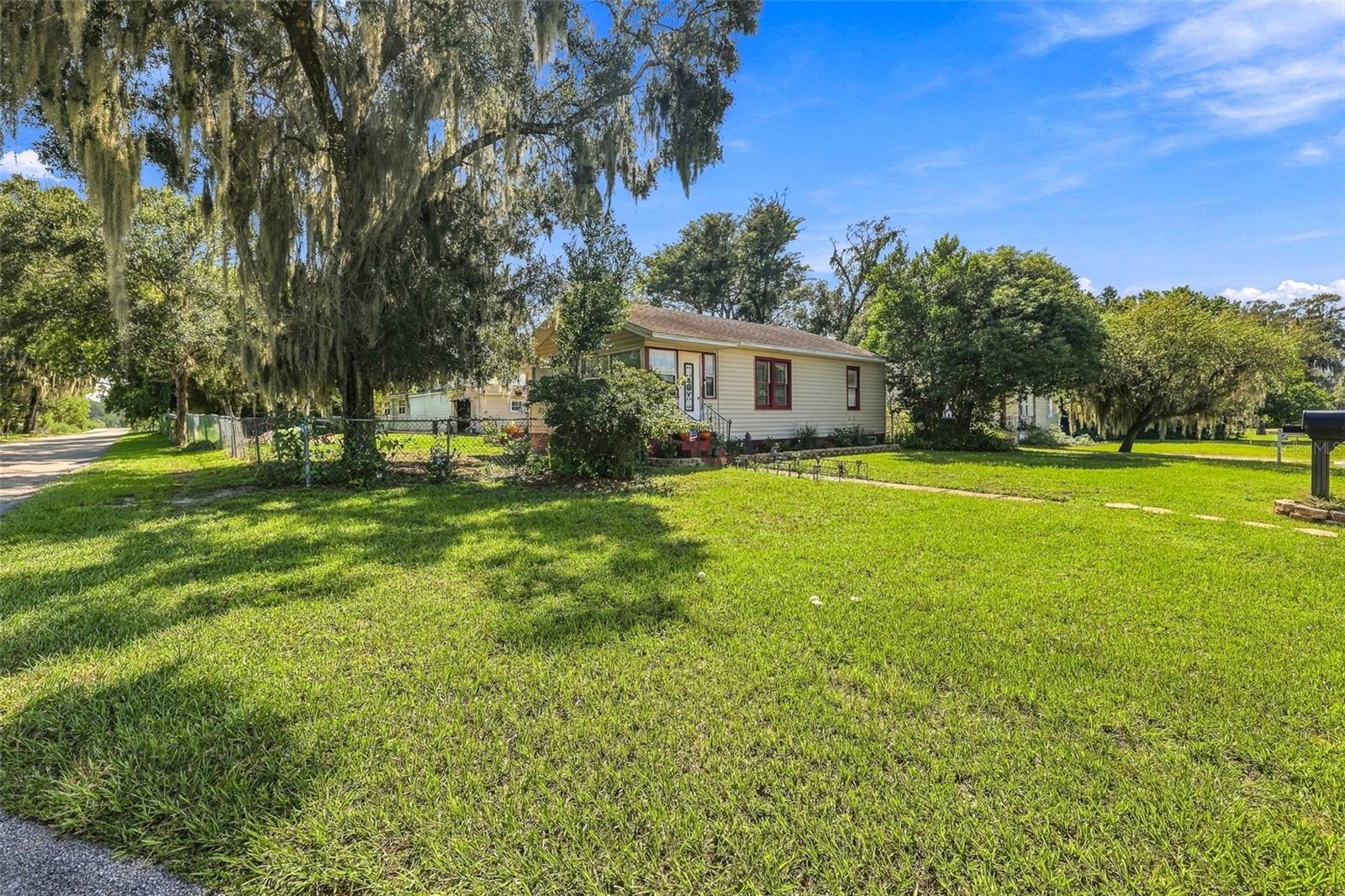 Single Family Residence at 614 W PENNSYLVANIA AVE, DELAND, photo 3 of 17