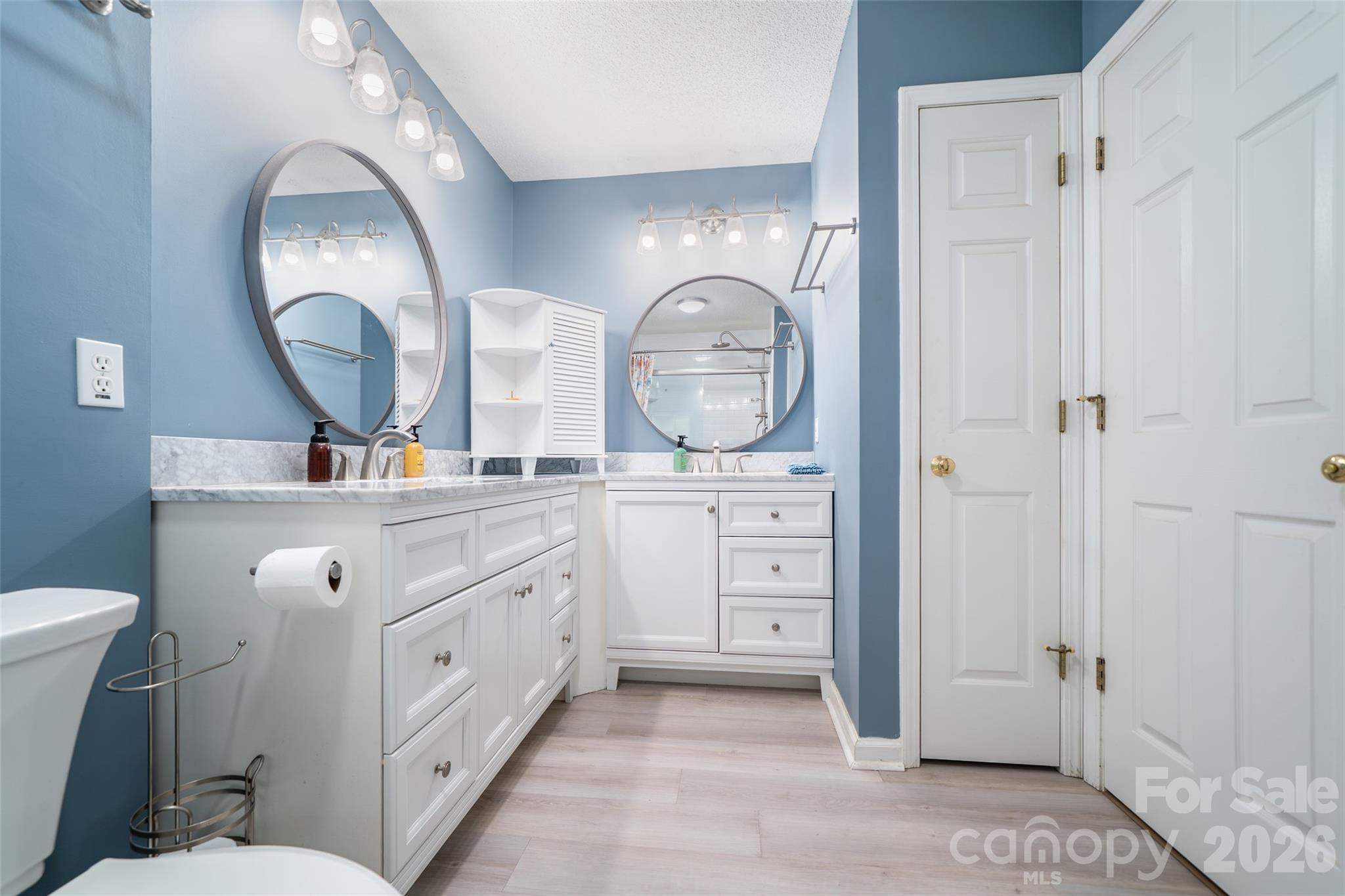 Primary bath with two sinks - 18 Friendly Way, Asheville