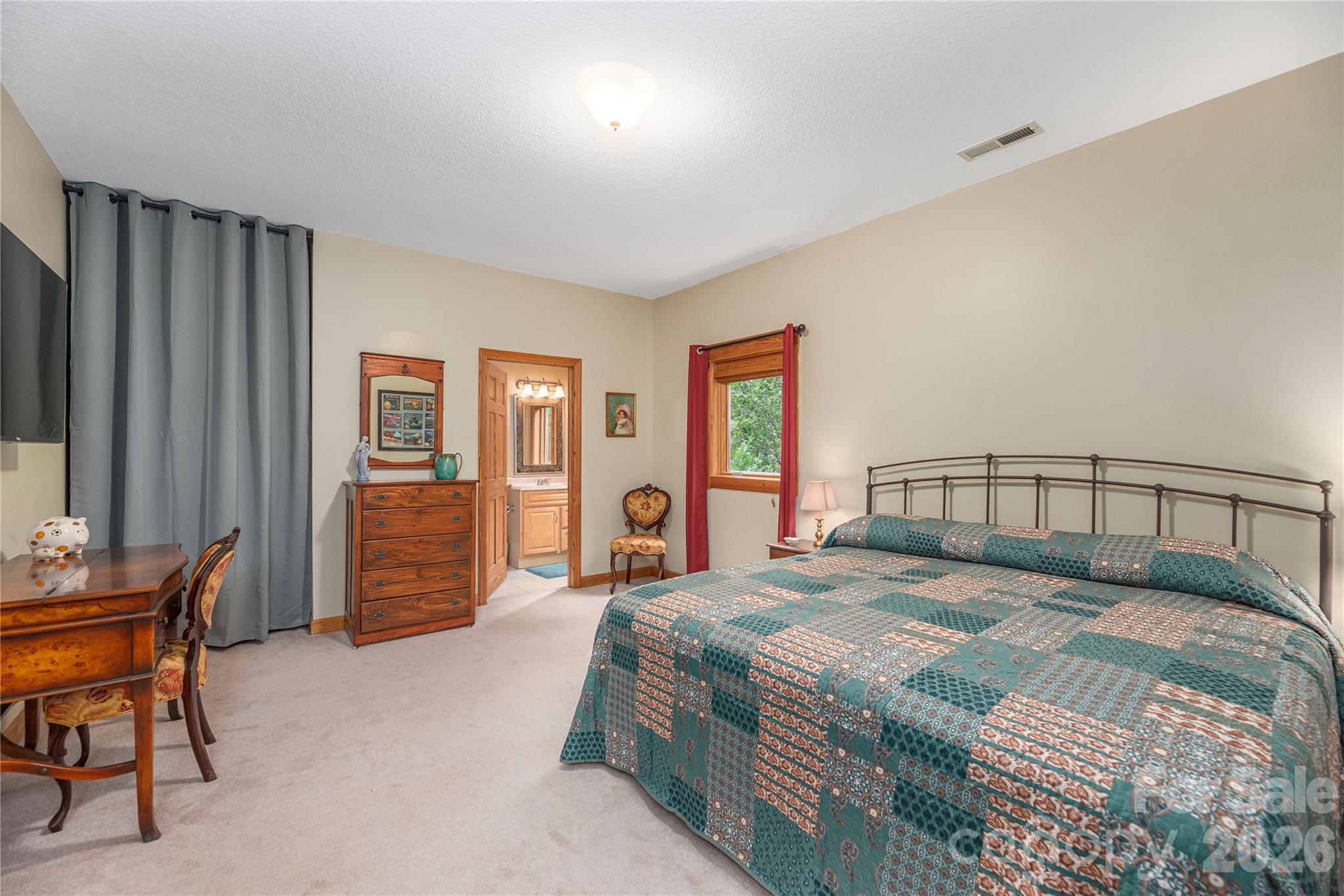 En-suite guest room - 116 Ivy Road, Mills River