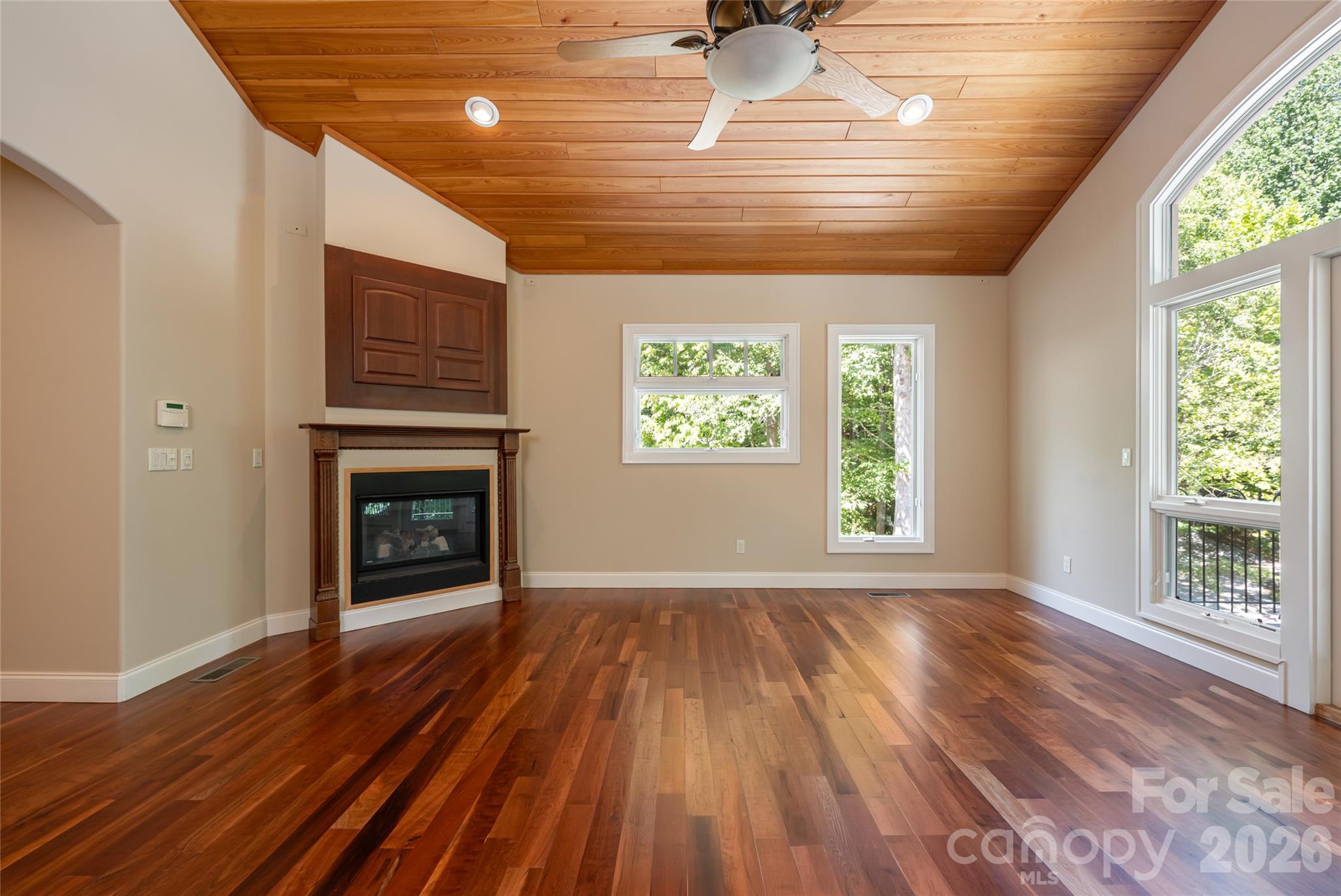 Primary suite - 3999 Laurel Park Highway, Hendersonville
