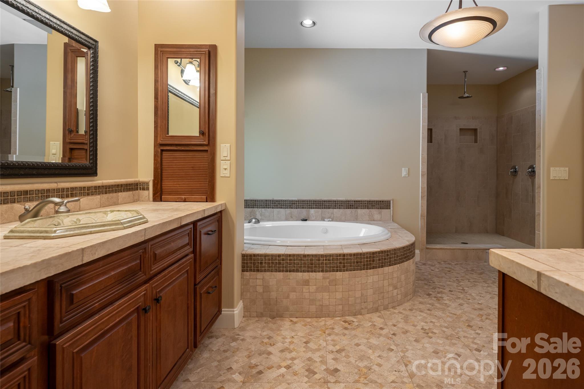 Primary ensuite - 3999 Laurel Park Highway, Hendersonville