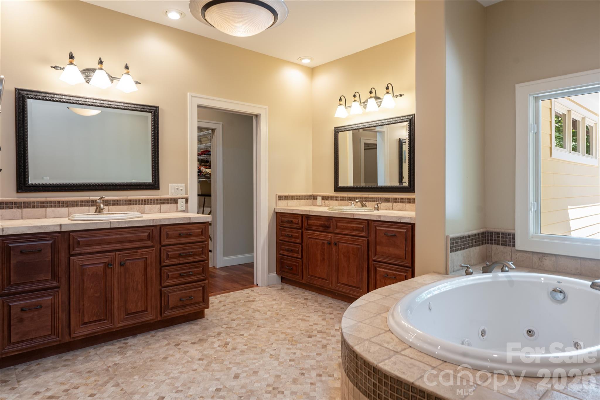 Primary ensuite - 3999 Laurel Park Highway, Hendersonville