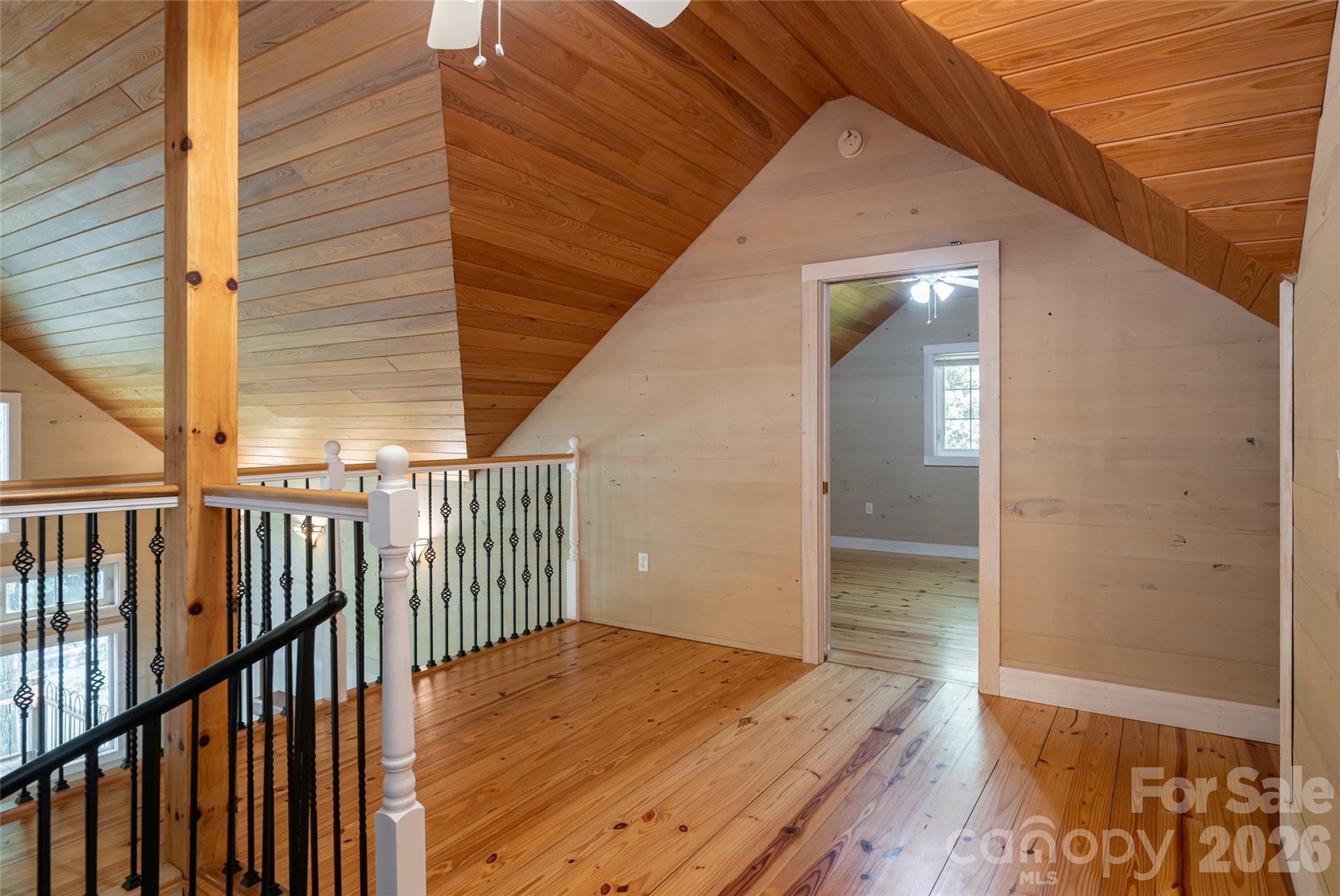 Guest cottage loft - 3999 Laurel Park Highway, Hendersonville