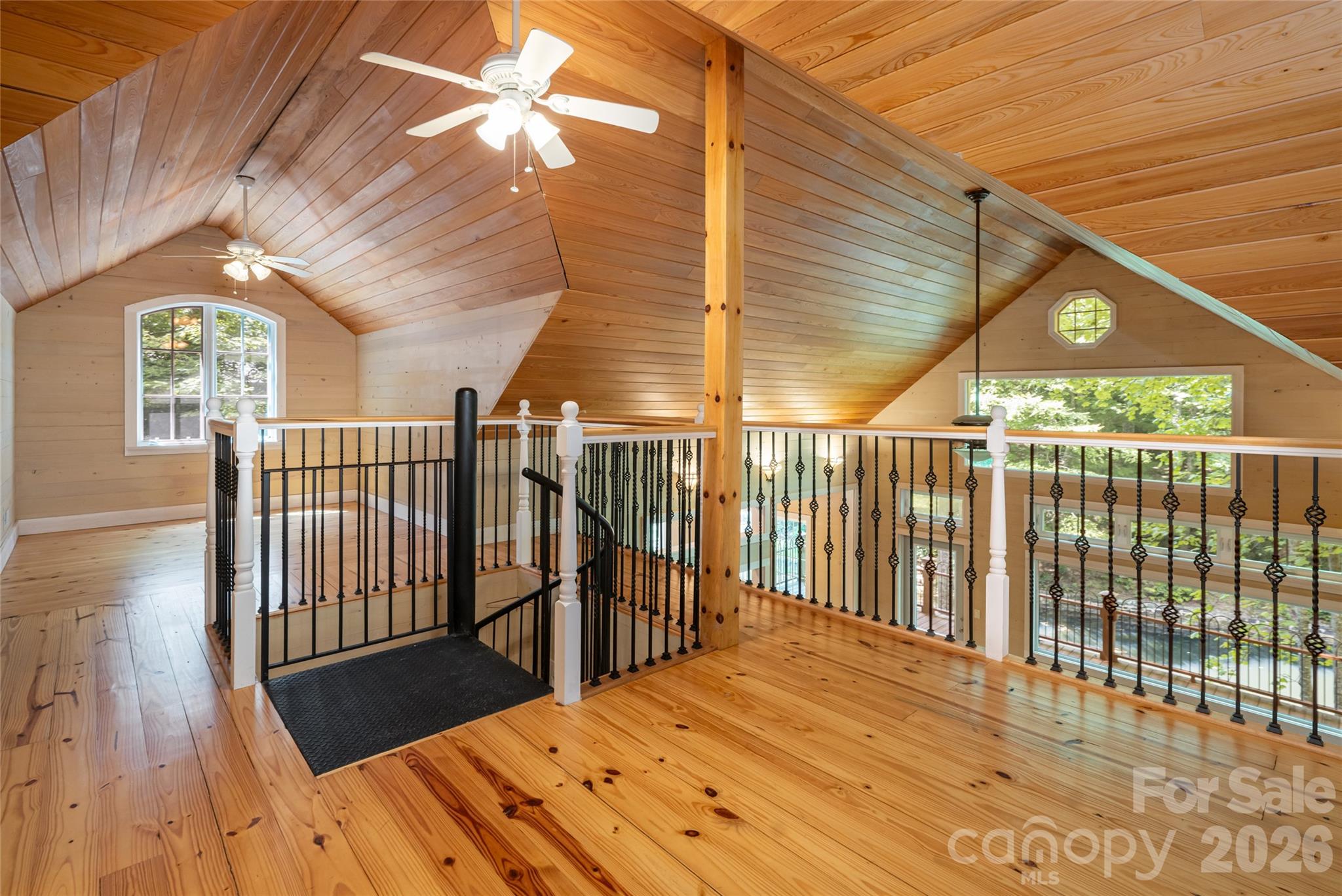 Guest cottage loft - 3999 Laurel Park Highway, Hendersonville