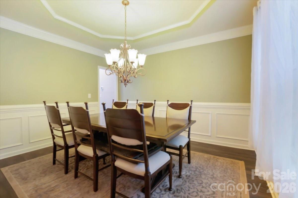 Dining room with crown molding and trey ceiling. - 144 Steeplechase Avenue, Mooresville