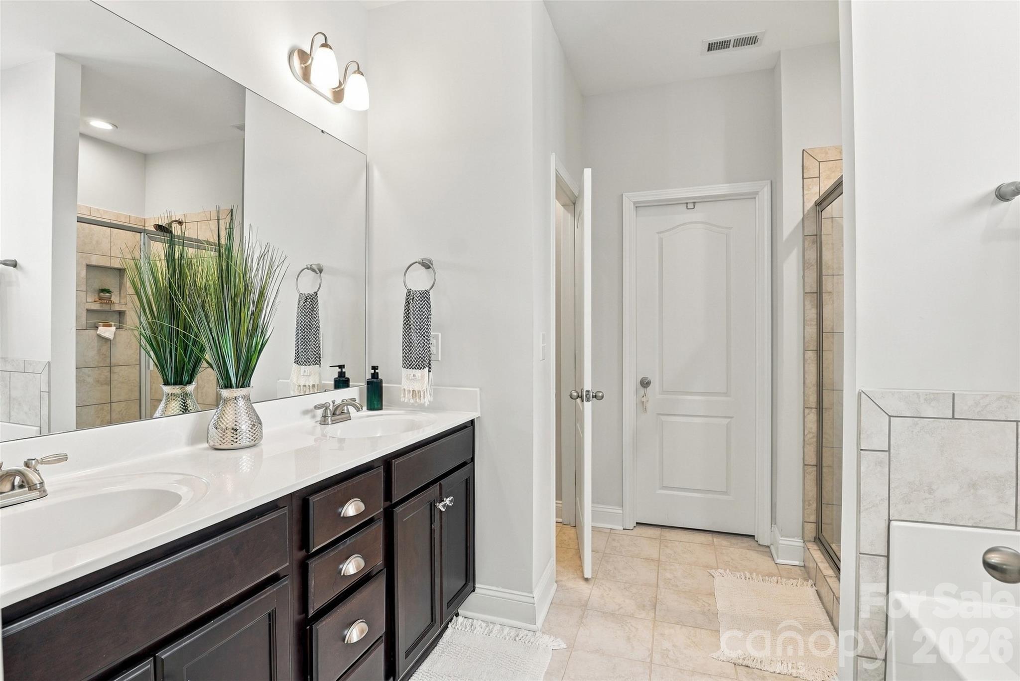 Single Family Residence at 628 Heron View Drive, York, photo 17 of 43
