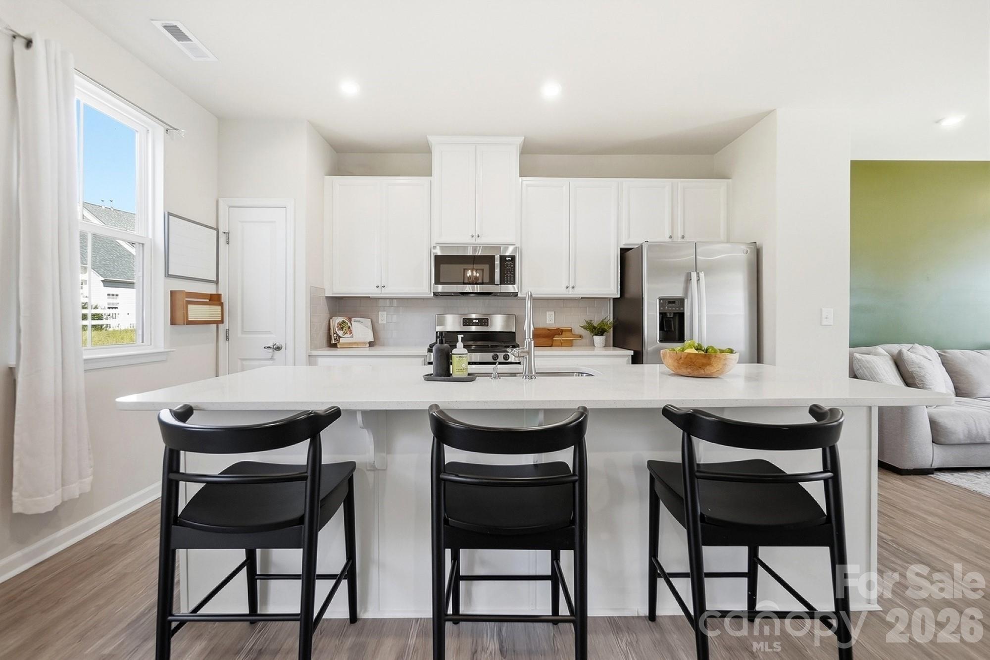 Island with quartz counters - 2606 Grantham Place Drive, Fort Mill
