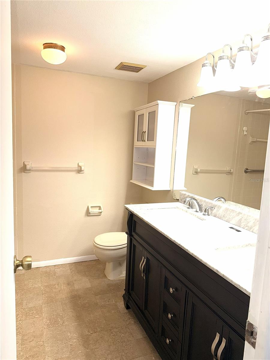 spacious primary bathroom - 4140 PASSPORT LN #101, NEW PORT RICHEY