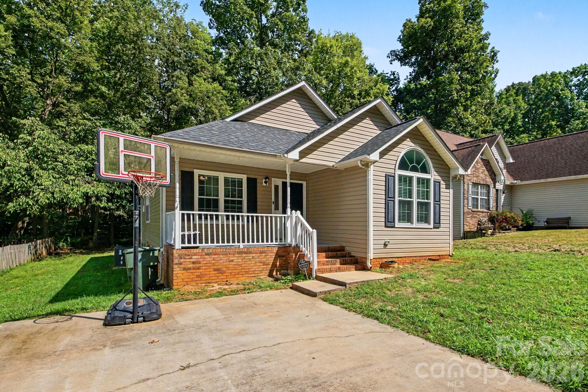 Single Family Residence at 1560 Cambridge Heights Place NW, Concord, photo 2 of 19