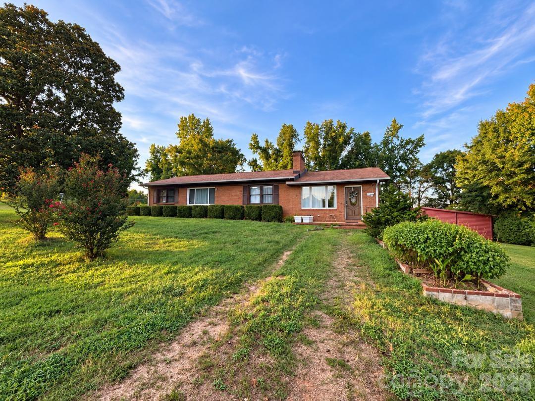 Single Family Residence at 193 Bevis Lane, Statesville, photo 2 of 21