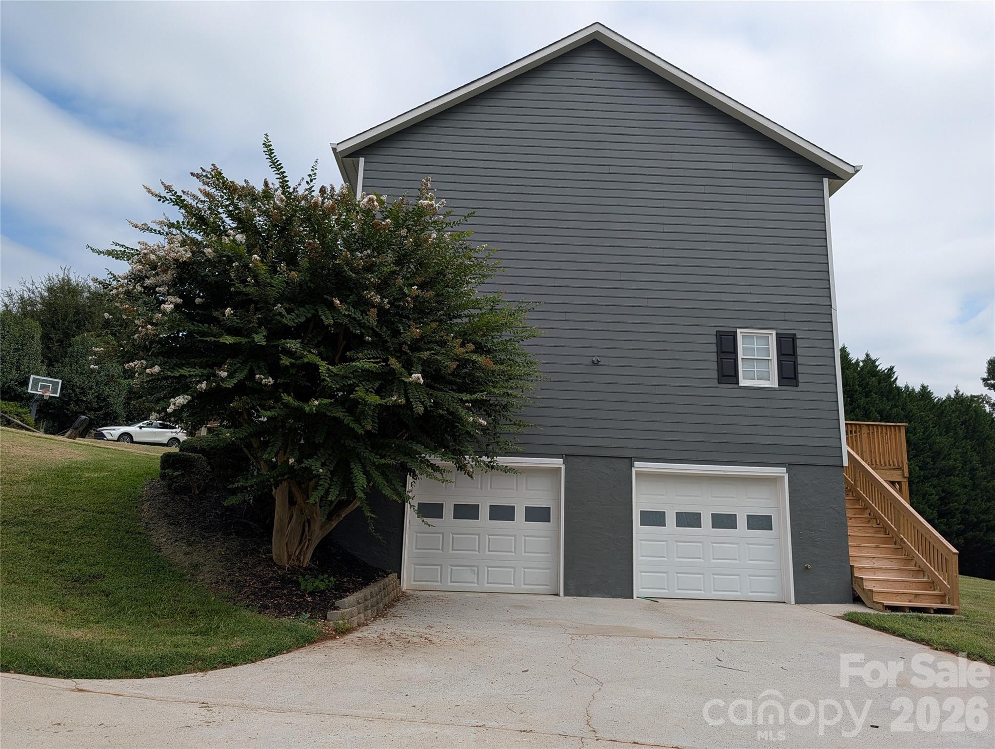 Single Family Residence at 5519 Winding Oak Drive, Hickory, photo 2 of 31