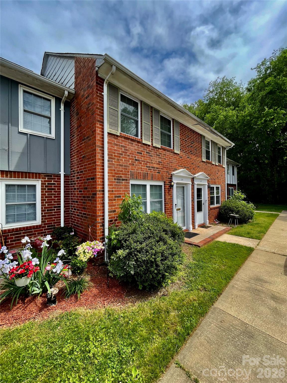 1300 Larchmont Place