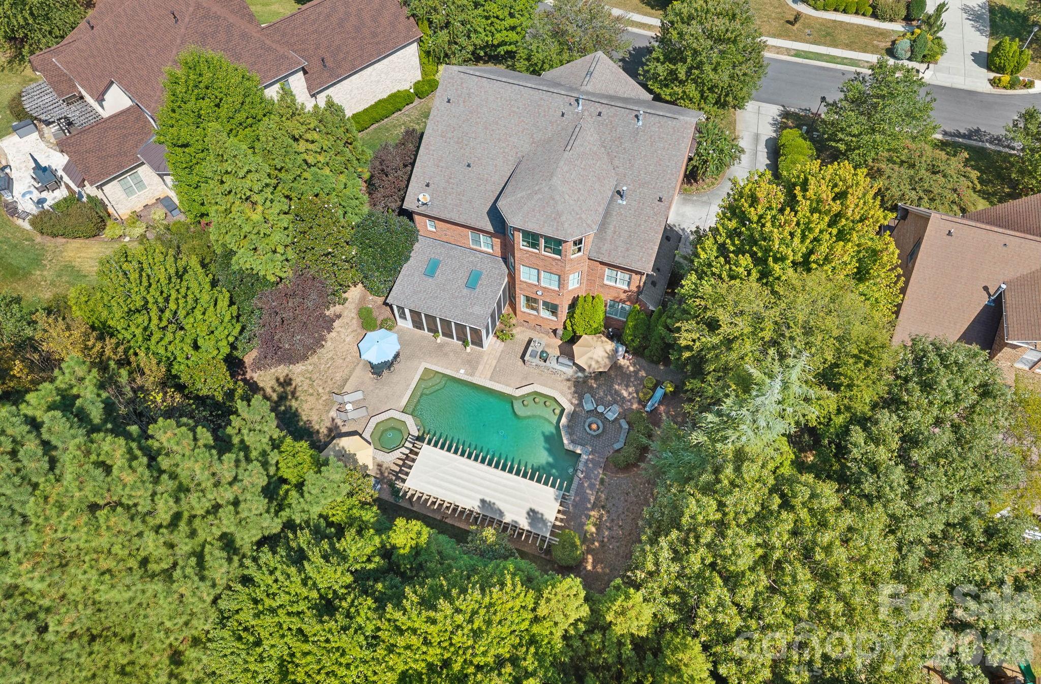 Single Family Residence at 1104 Longwood Court, Matthews, photo 2 of 44