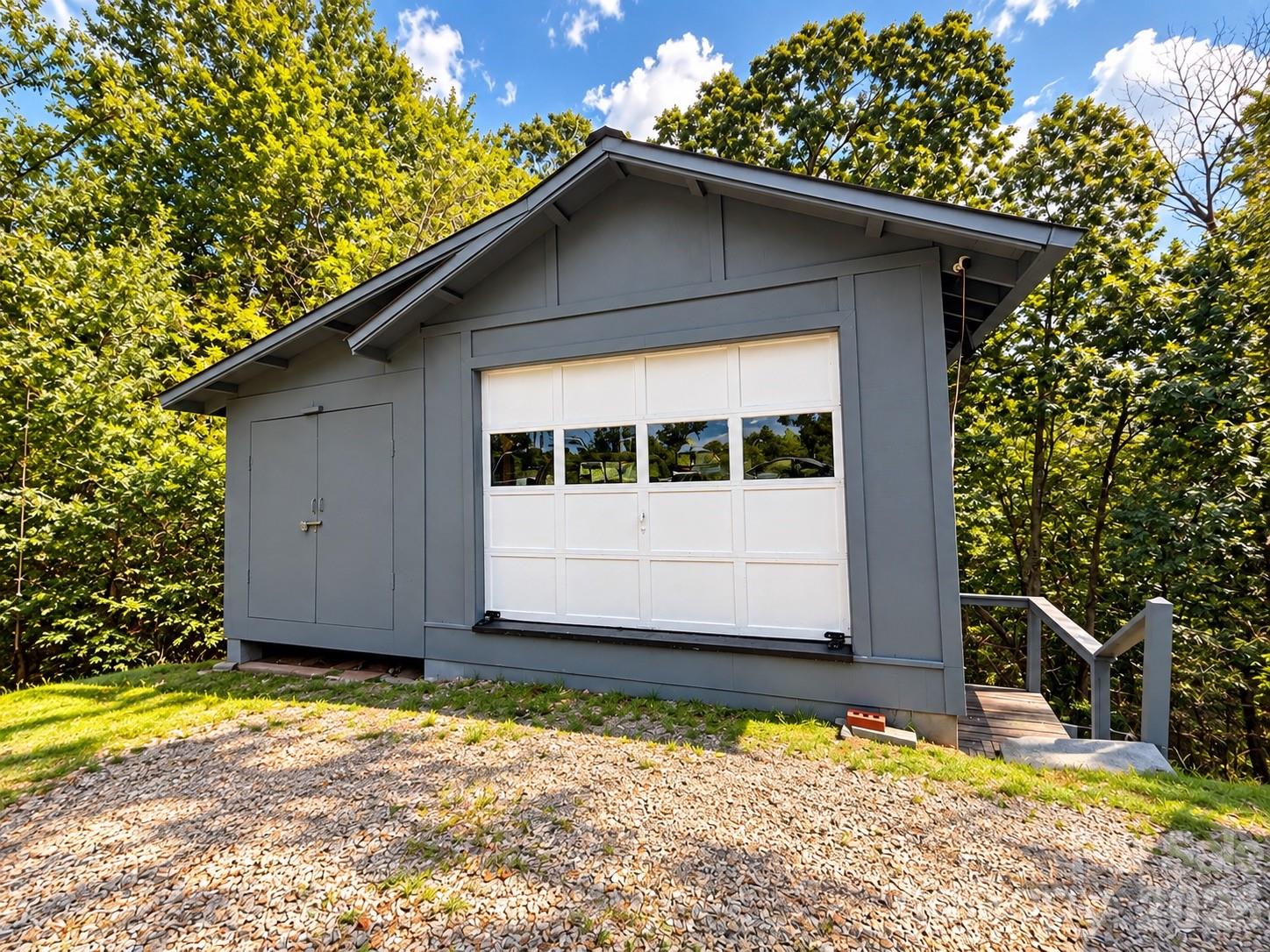 Single Family Residence at 139 N Ridge Drive, Waynesville, photo 3 of 16