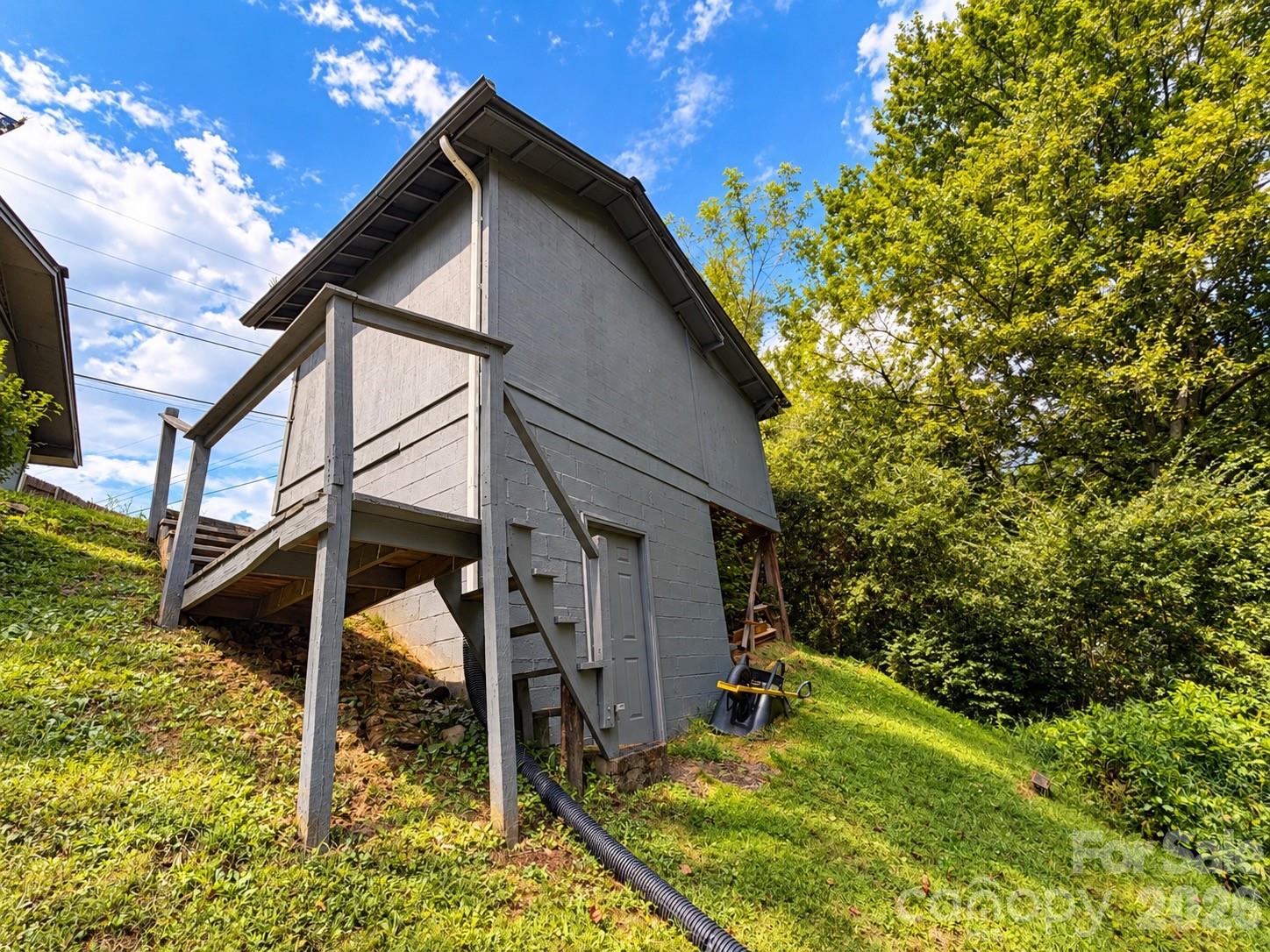 Single Family Residence at 139 N Ridge Drive, Waynesville, photo 4 of 16