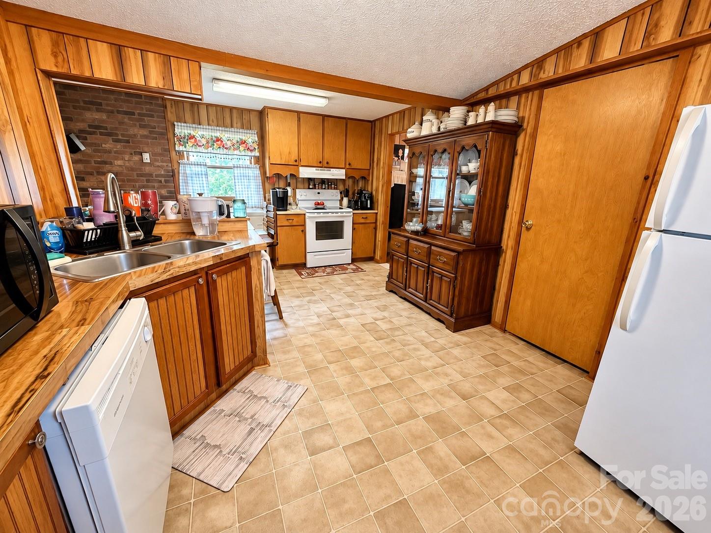 Single Family Residence at 139 N Ridge Drive, Waynesville, photo 8 of 16