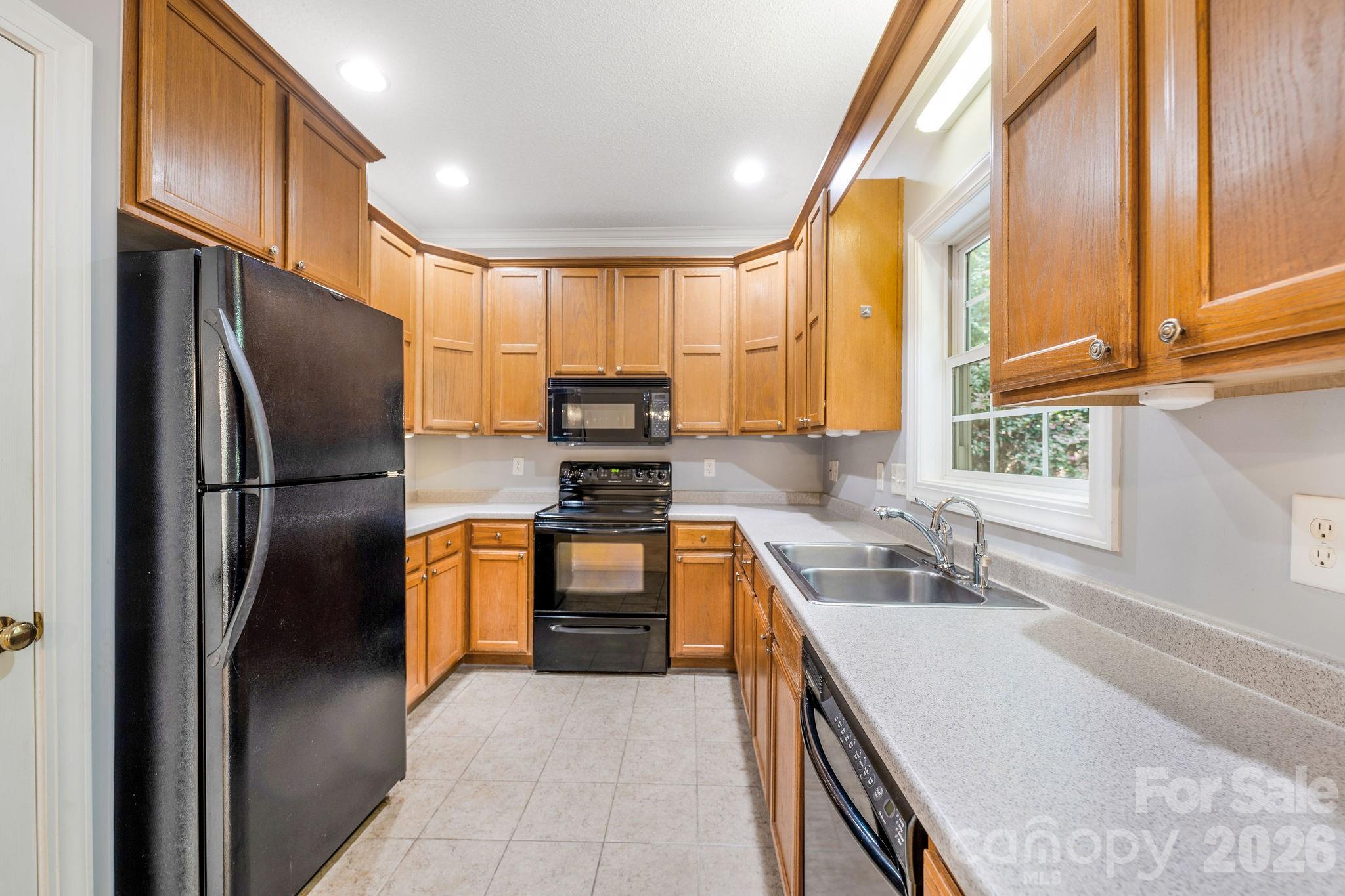 Kitchen. - 896 West Pointe Drive, Asheville