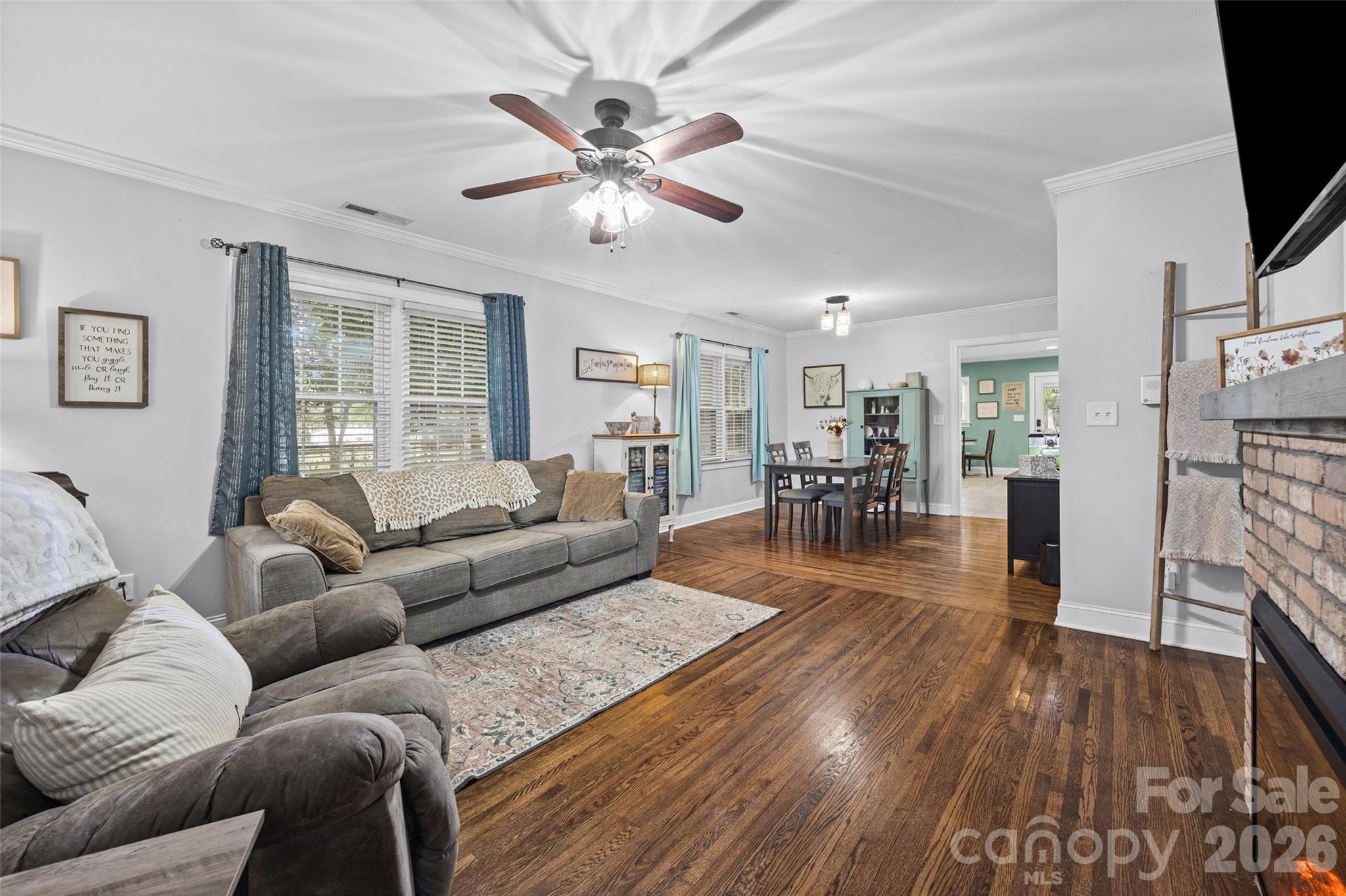 Living Room - 5517 E Highway 218 Highway, Monroe