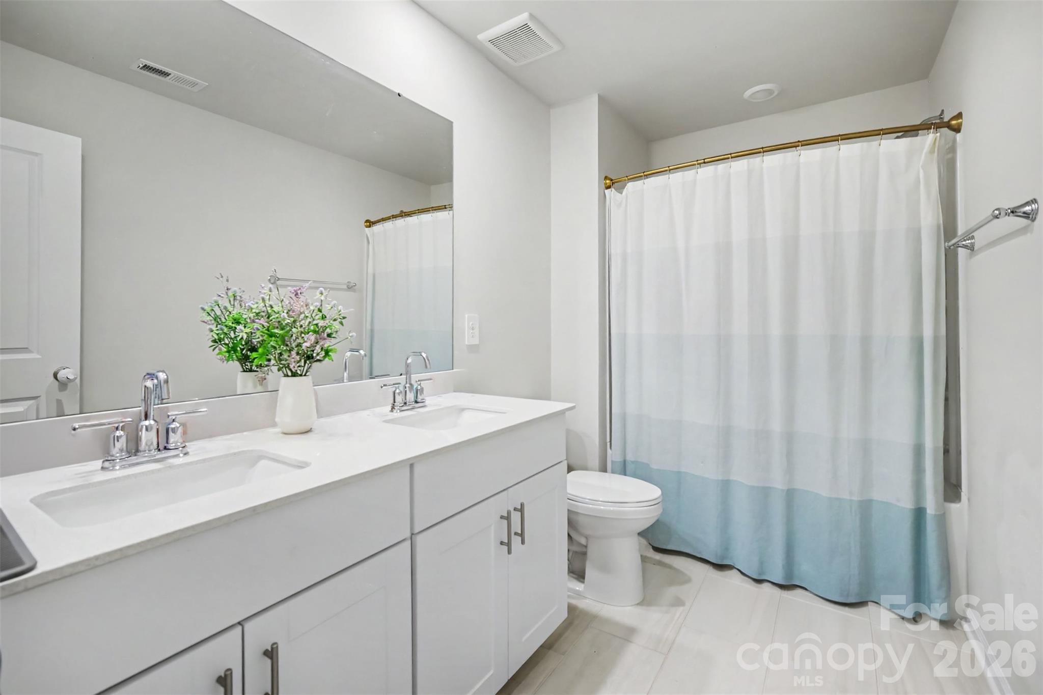 A full guest bath with double sinks. - 1623 Baymont Court, Stanley