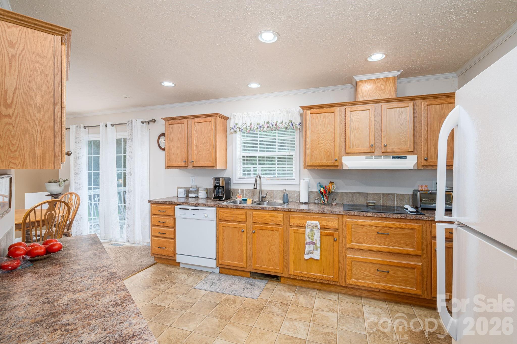 Kitchen - 2224 Sterling Ridge Drive, Newton