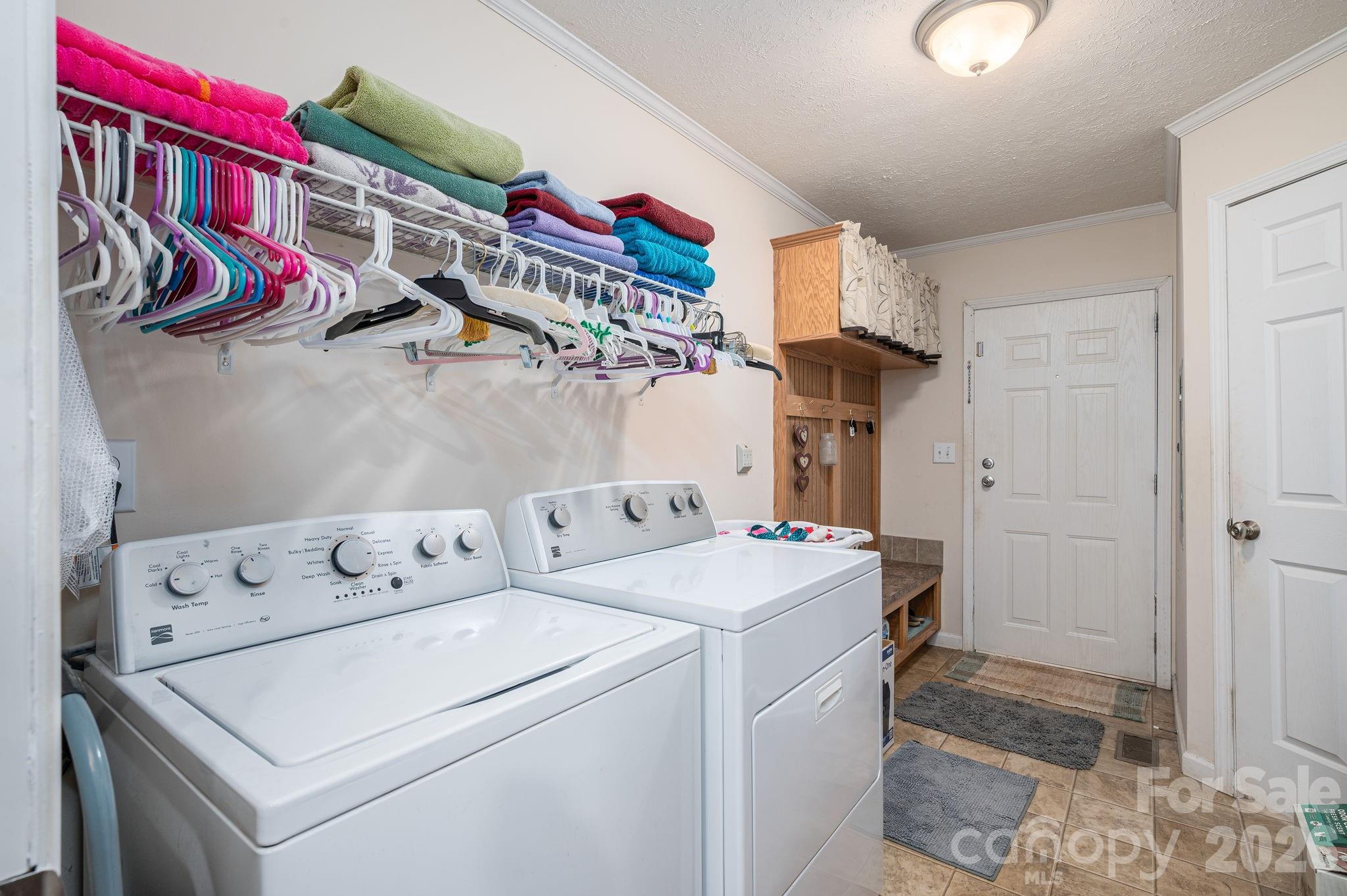 Lanundry - 2224 Sterling Ridge Drive, Newton