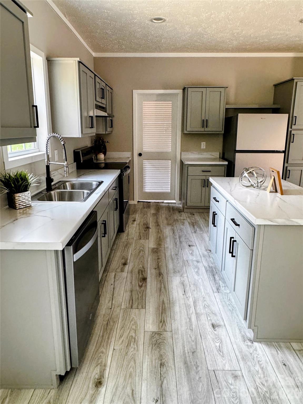 kitchen w/island - 105 Cottontail Lane, Statesville