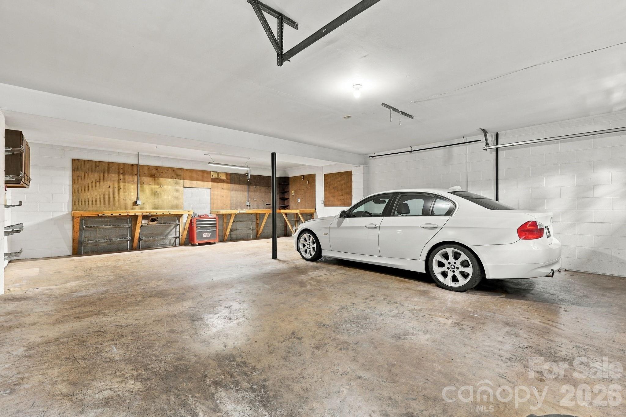 Over-sized garage - 6 Cisco Road, Asheville