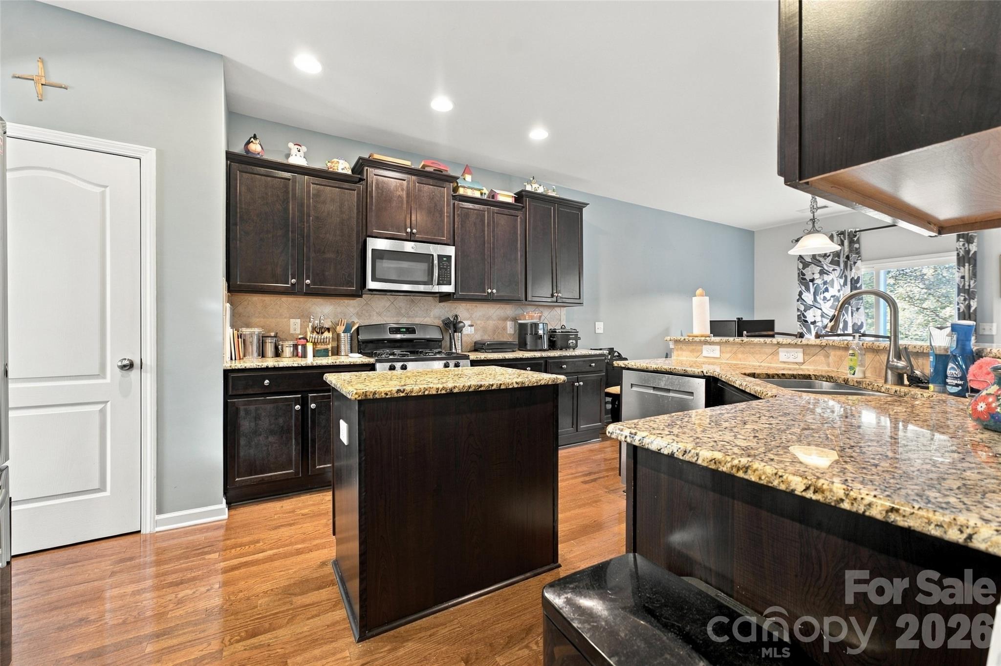 Single Family Residence at 2440 Flintshire Lane, Gastonia, photo 2 of 48