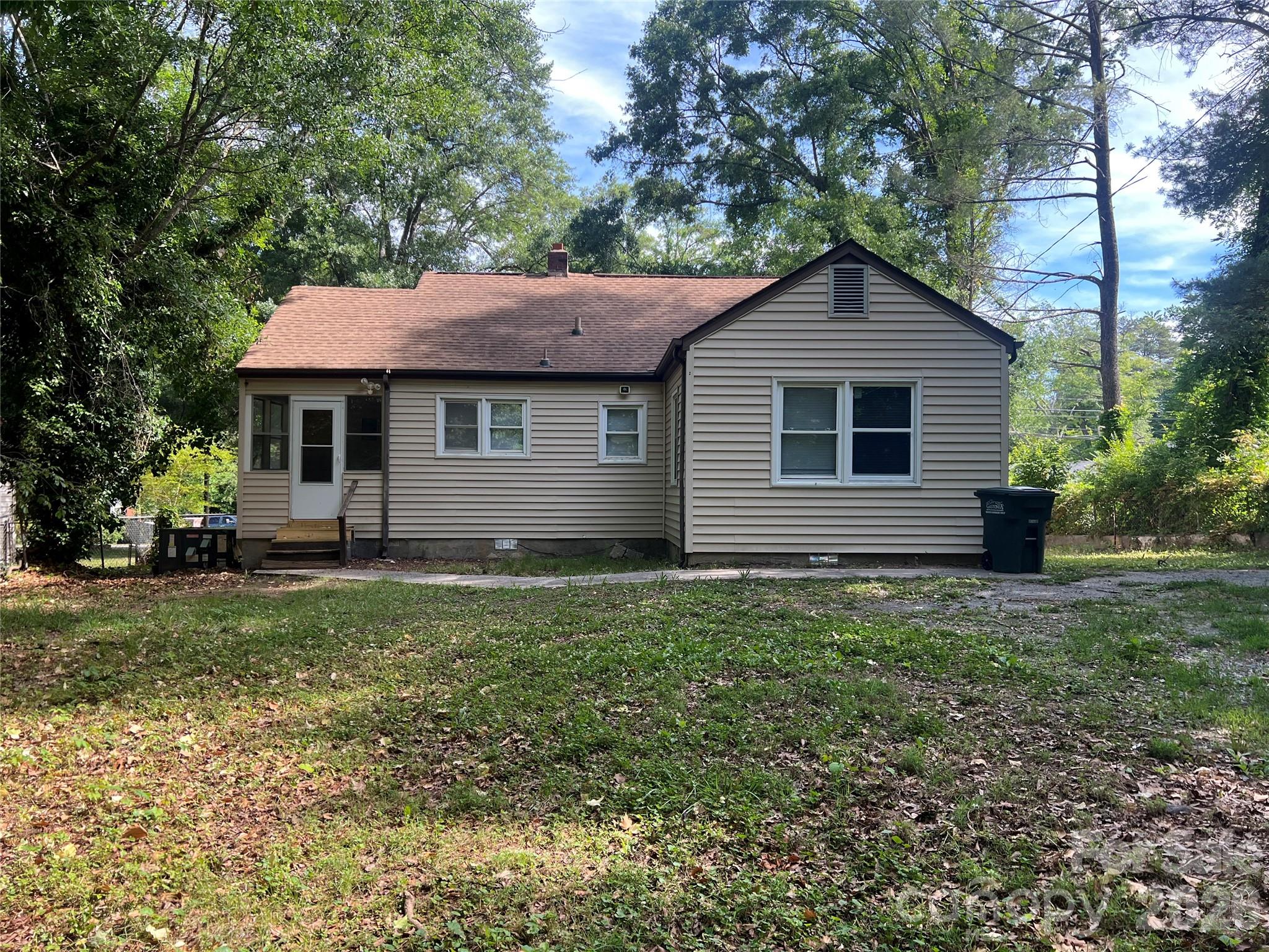 Single Family Residence at 1107 W Davidson Avenue, Gastonia, photo 3 of 14