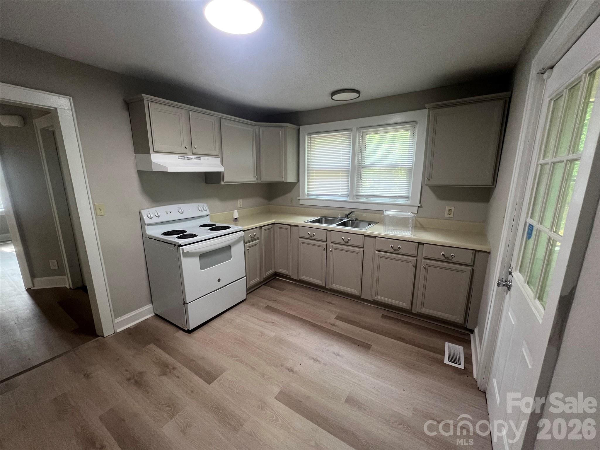 Single Family Residence at 1107 W Davidson Avenue, Gastonia, photo 7 of 14