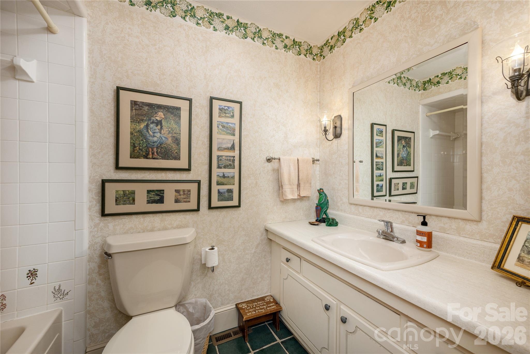 Single Family Residence at 906 Indian Hill Road, Hendersonville, photo 23 of 41