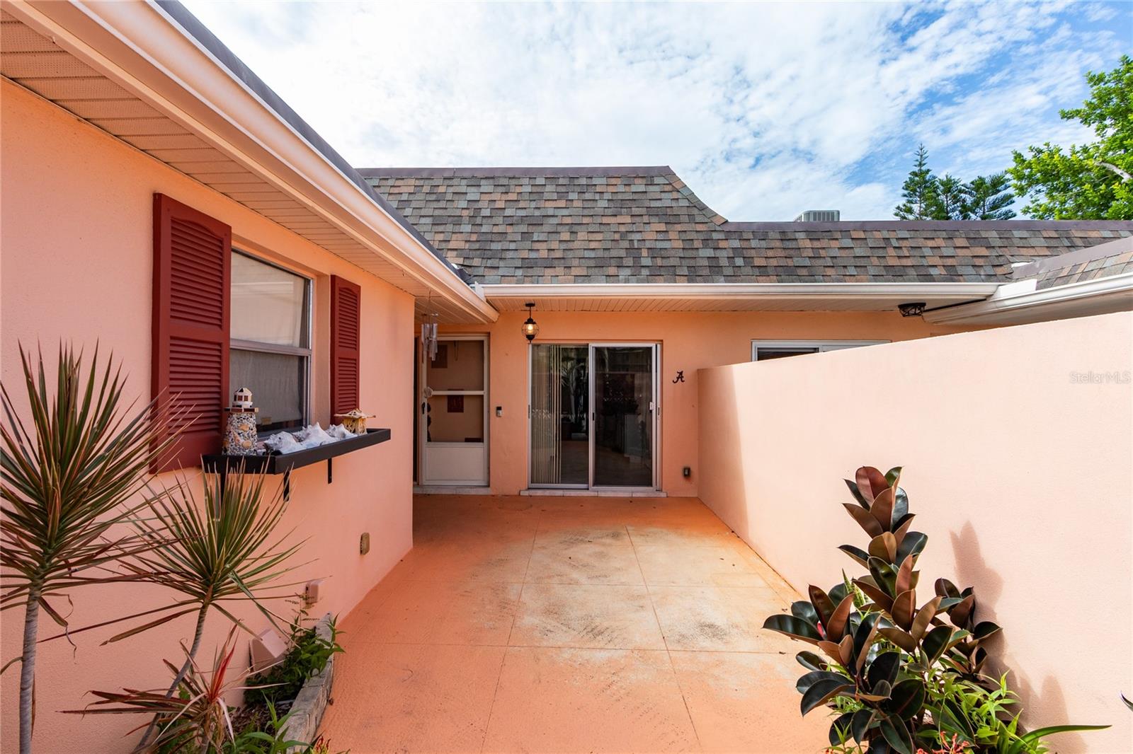 Private front courtyard with garage on the left. Front door and breakfast nook slider ahead. - 186 BOCA CIEGA POINT SOUTH BLVD, ST PETERSBURG