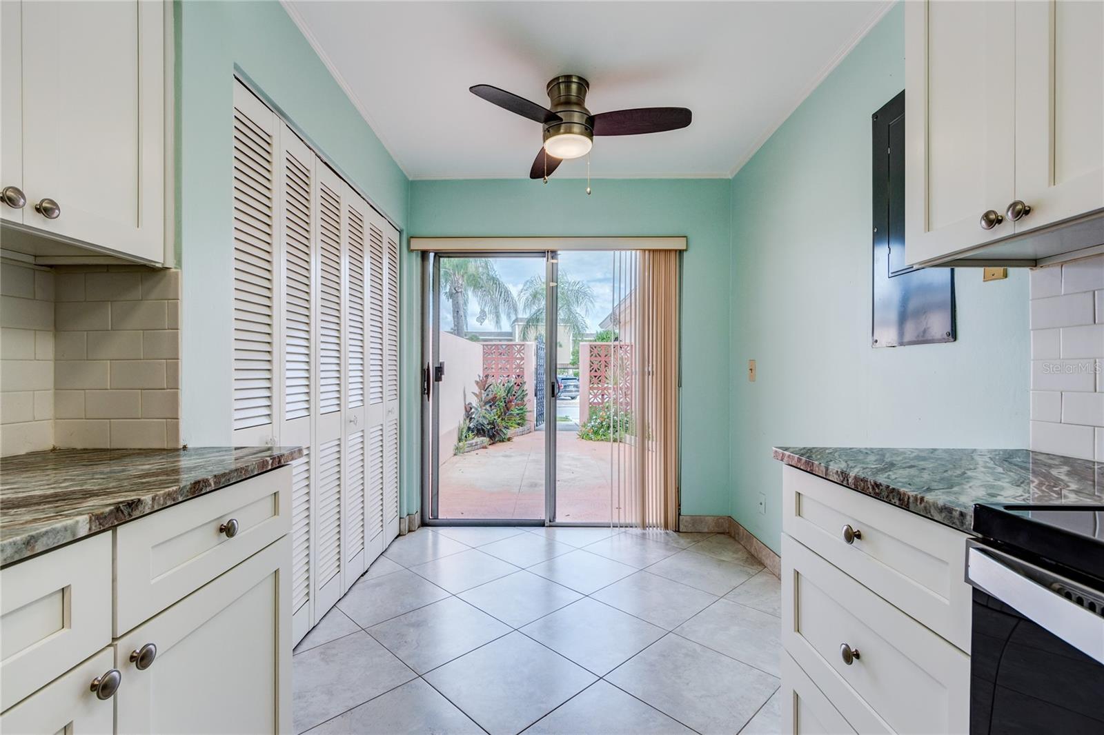 Breakfast nook w/slider to the private front courtyard. - 186 BOCA CIEGA POINT SOUTH BLVD, ST PETERSBURG