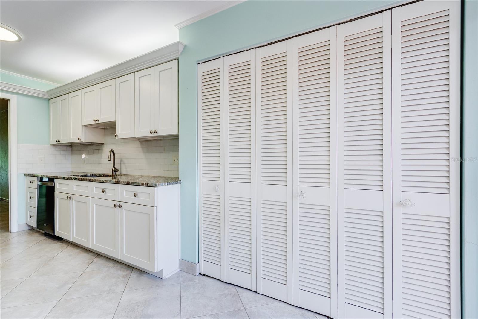 Huge bifold pantry. Notive the uplit crown molding. - 186 BOCA CIEGA POINT SOUTH BLVD, ST PETERSBURG