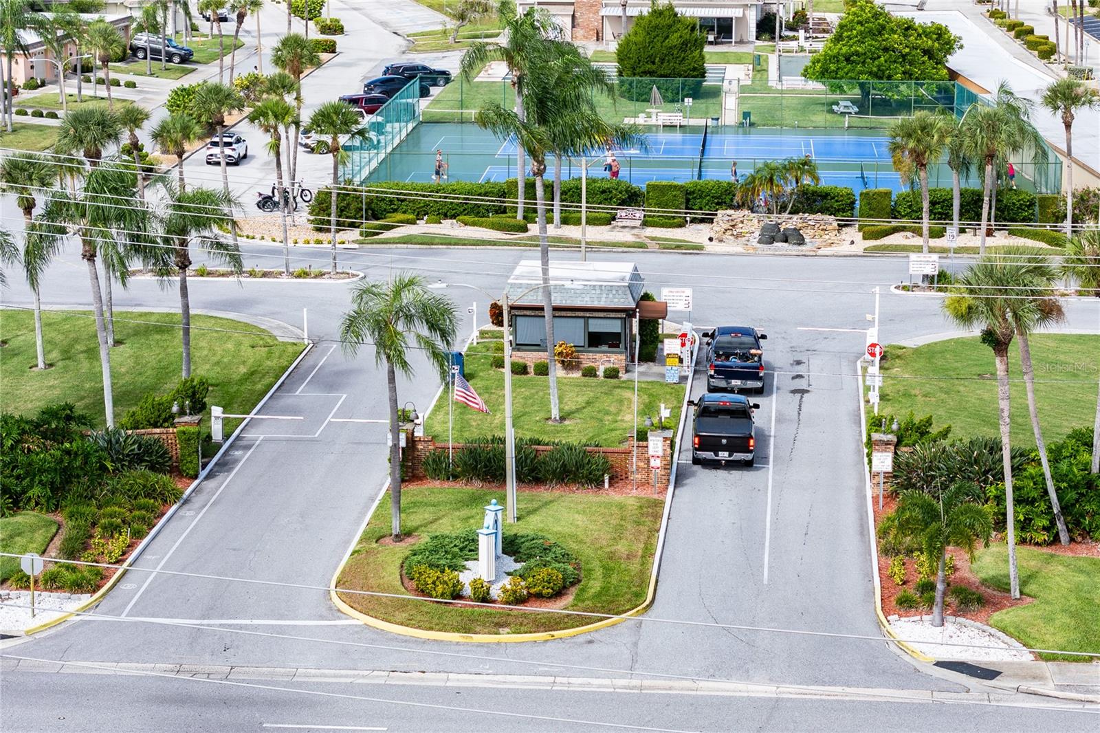 Secured entry gate. - 186 BOCA CIEGA POINT SOUTH BLVD, ST PETERSBURG