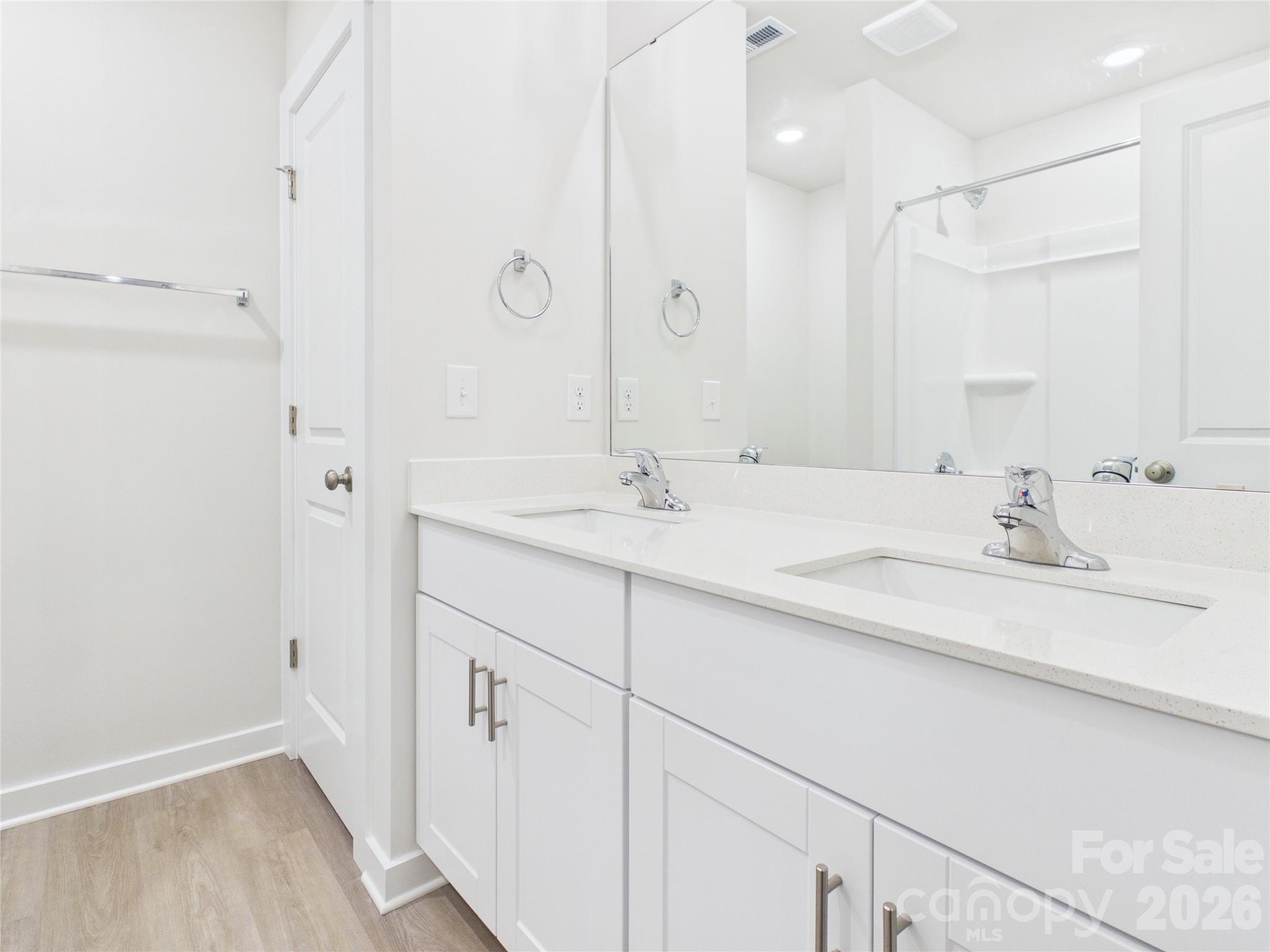 Bath 2 with tub/shower combo - 105 Dilling Street N, Kings Mountain