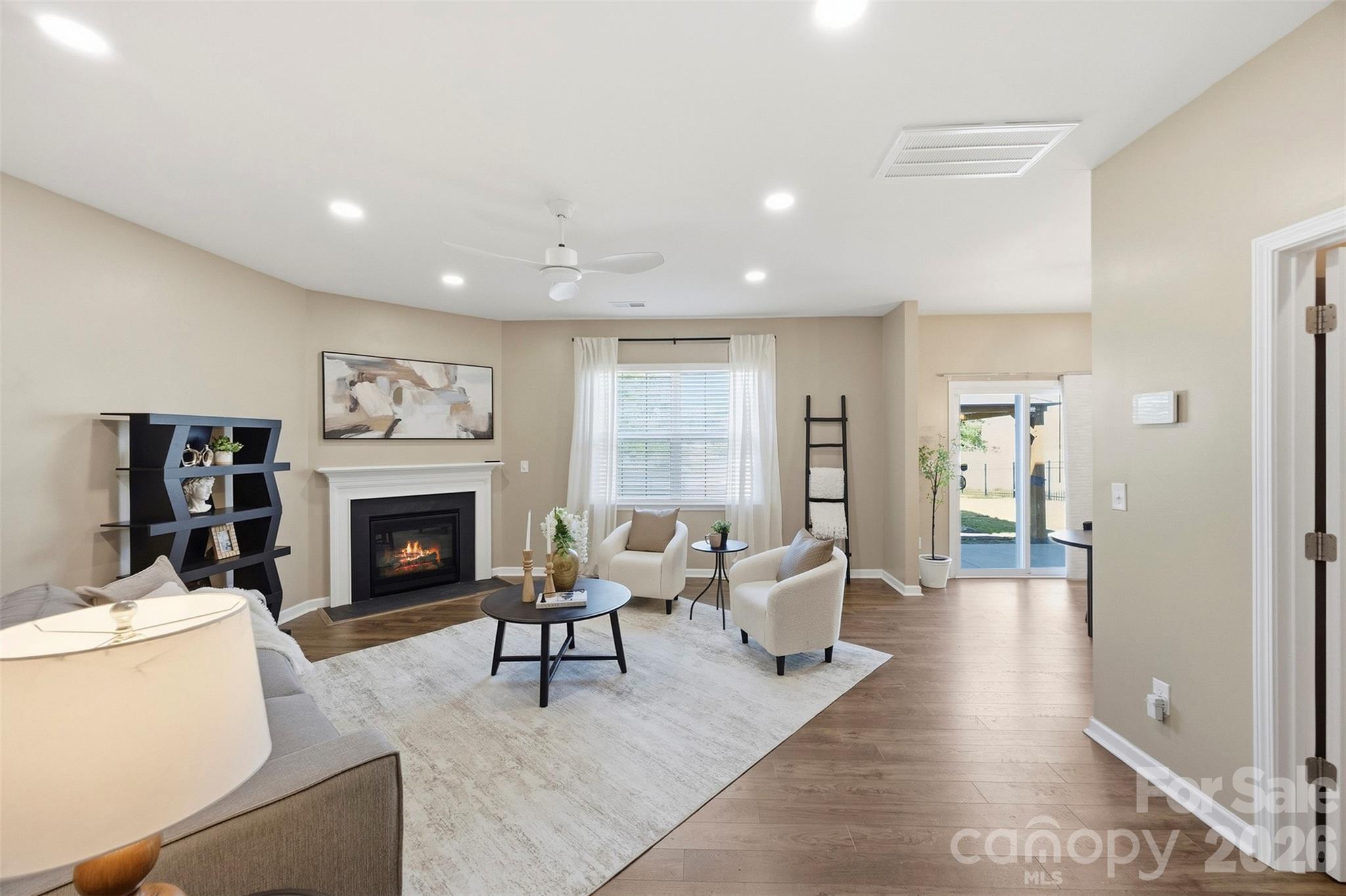 Open floor plan family room - 7572 Nolen Farm Drive, Gastonia