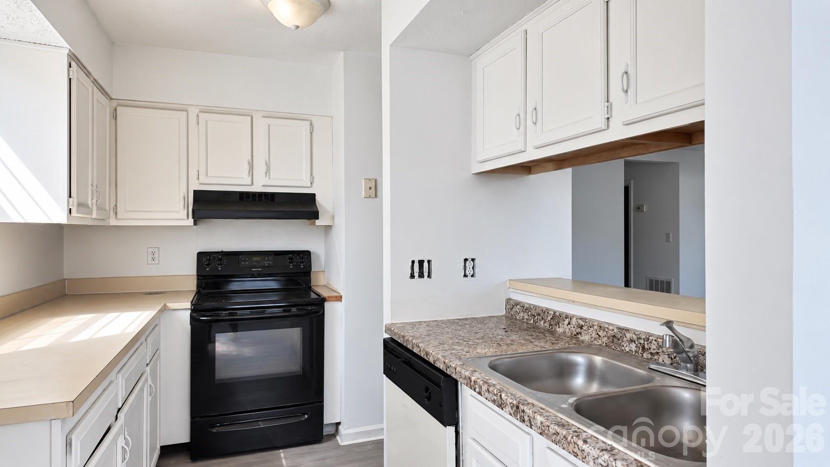 Condominium at 8032 Tremaine Court, Charlotte, photo 8 of 20