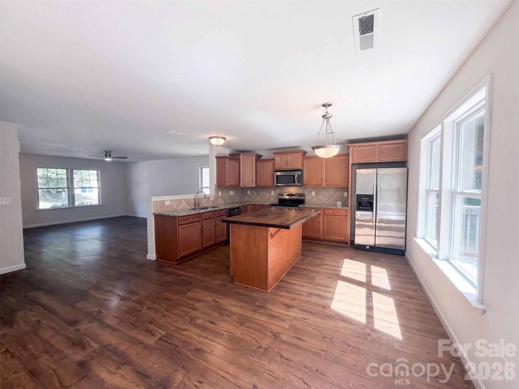 Single Family Residence at 112 Sheridan Court, Mooresville, photo 6 of 16