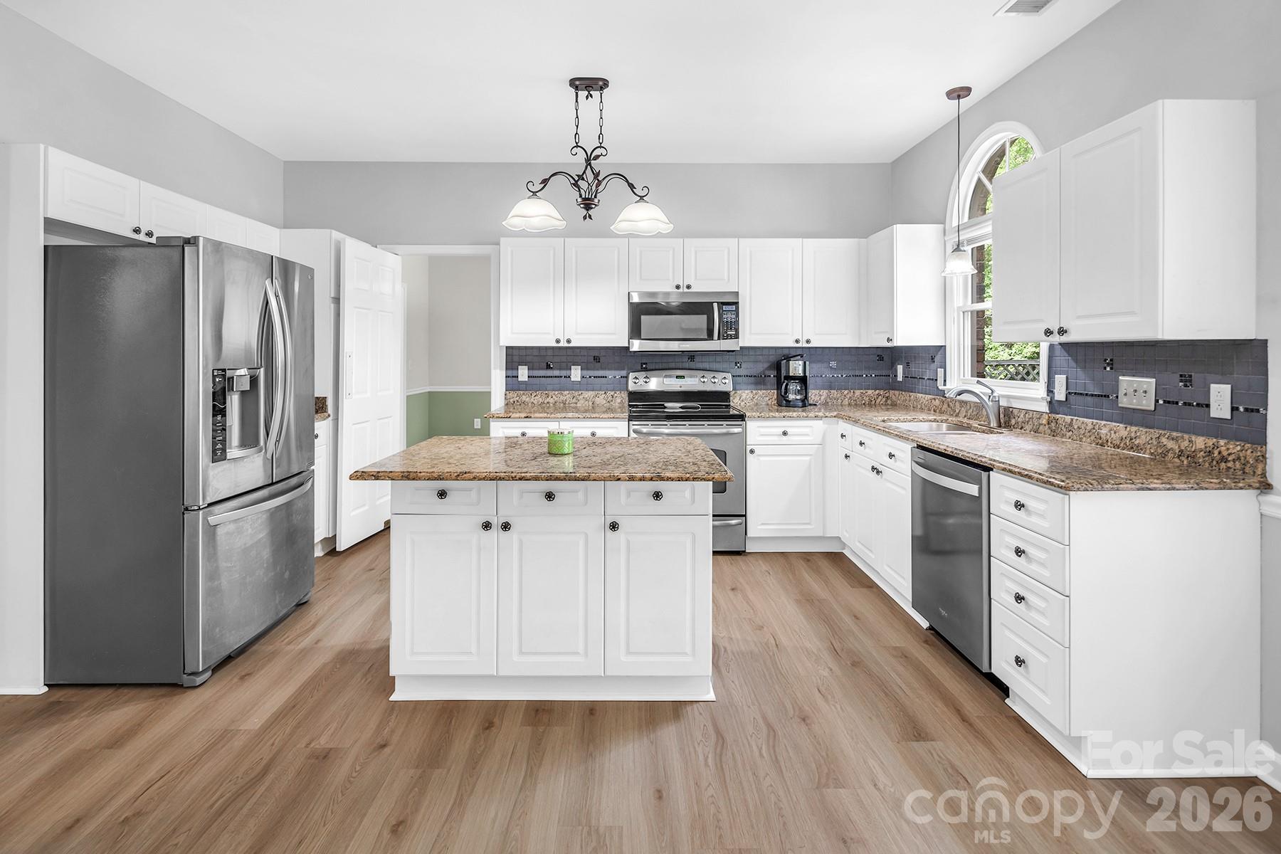 Single Family Residence at 5016 Hickory Lake Lane, Matthews, photo 10 of 48