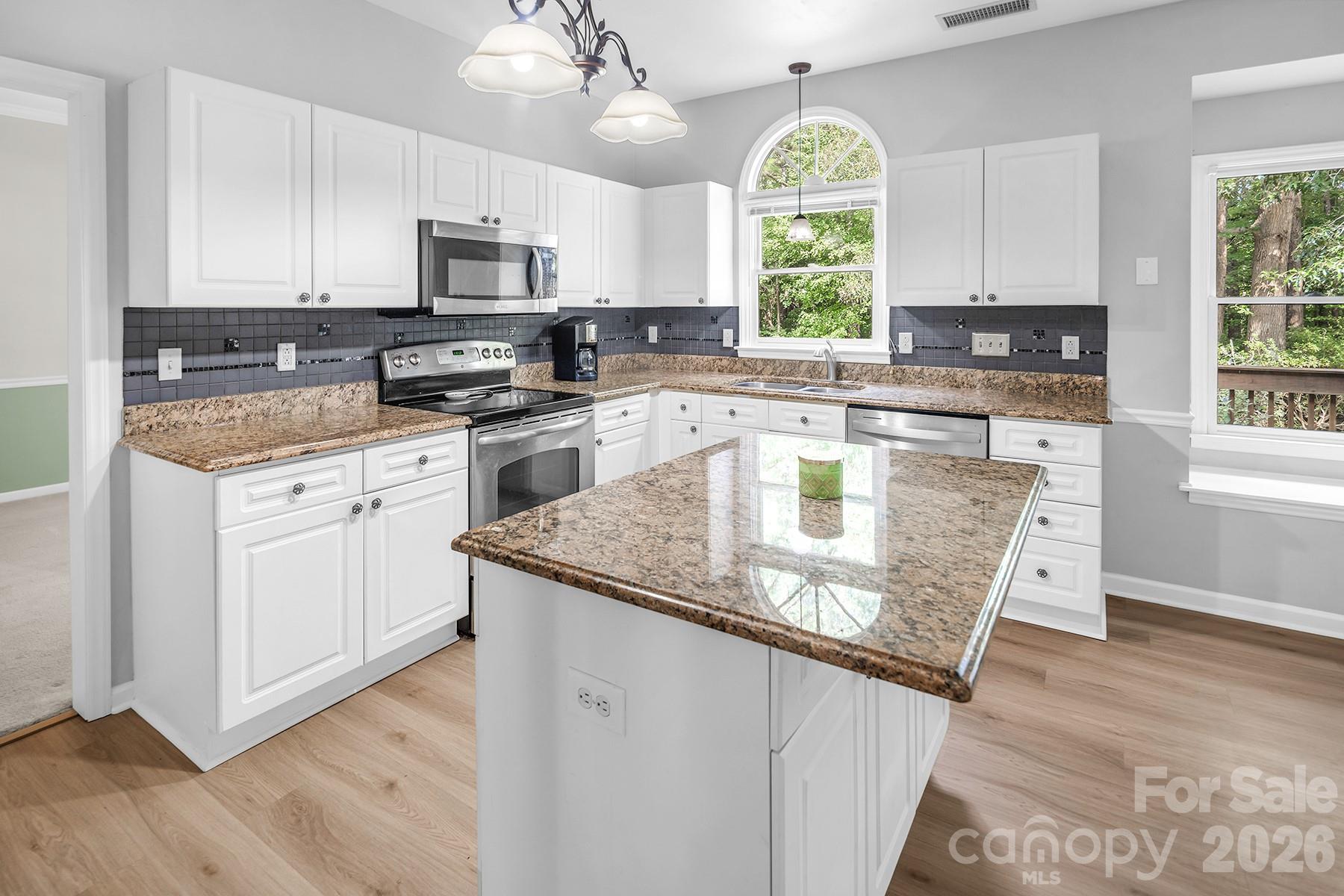 Single Family Residence at 5016 Hickory Lake Lane, Matthews, photo 11 of 48