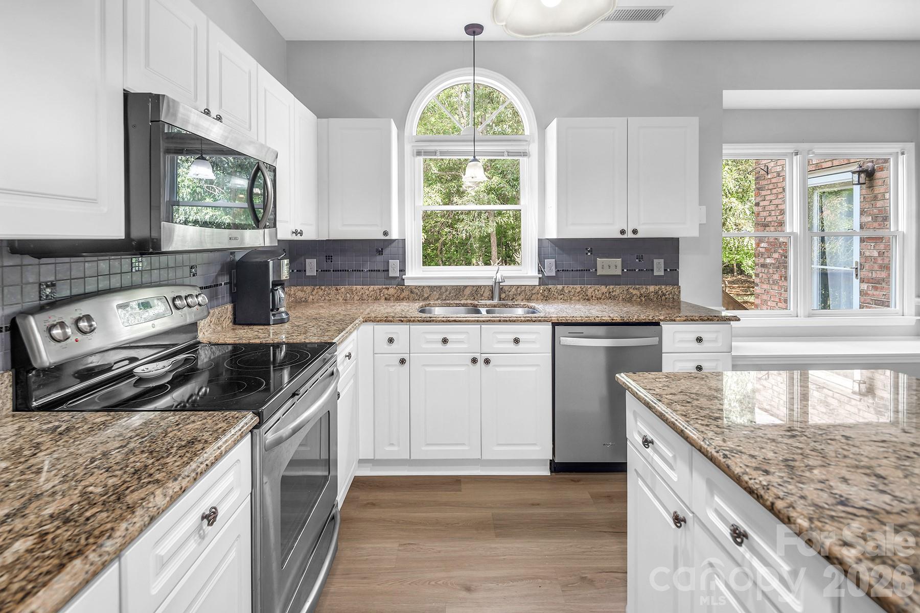 Single Family Residence at 5016 Hickory Lake Lane, Matthews, photo 12 of 48