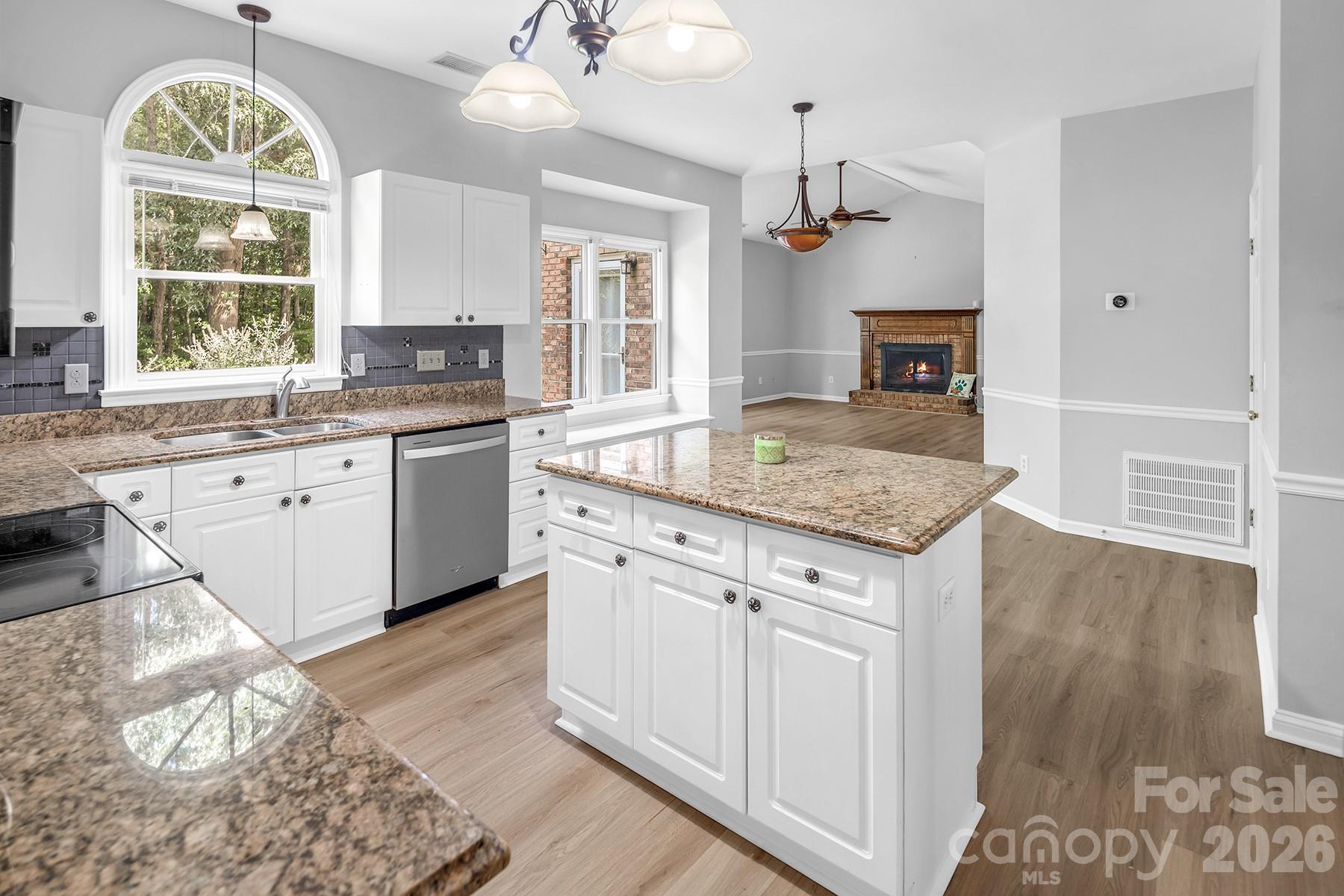 Single Family Residence at 5016 Hickory Lake Lane, Matthews, photo 13 of 48