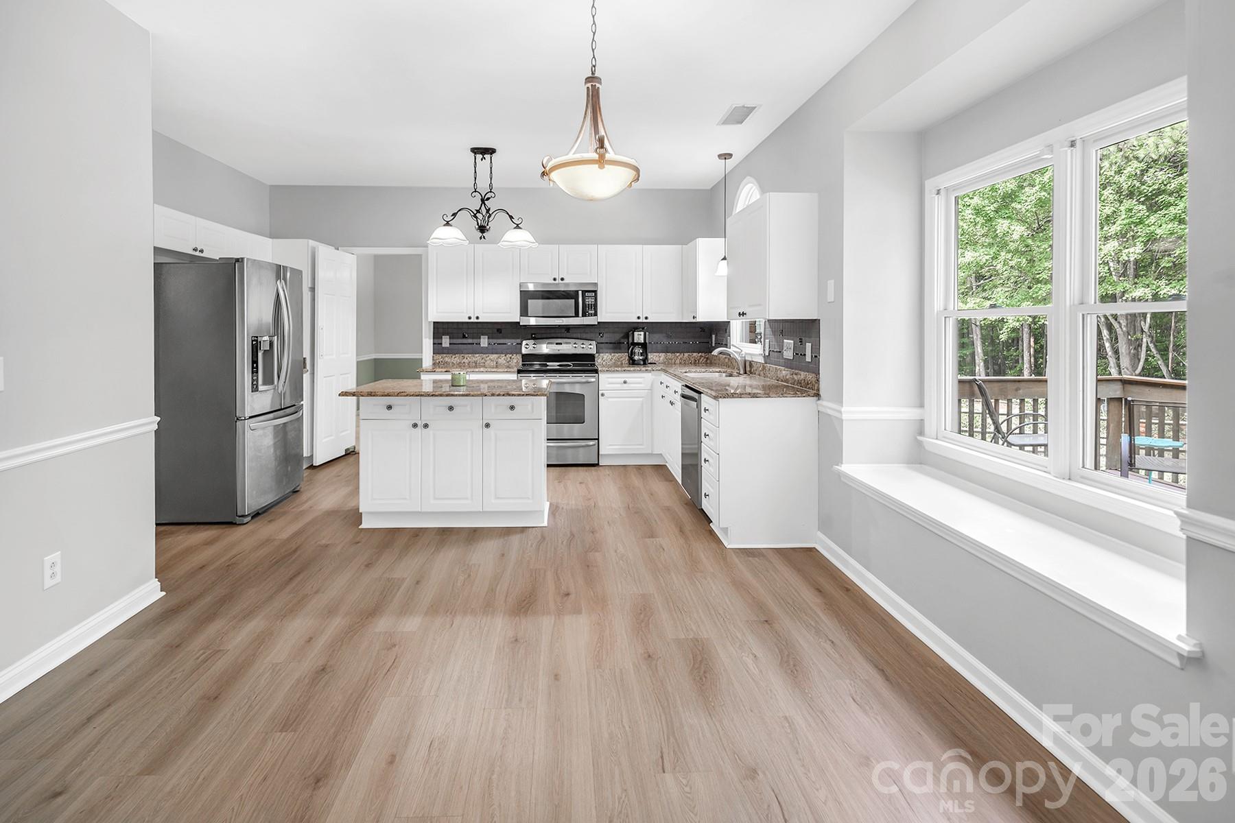 Single Family Residence at 5016 Hickory Lake Lane, Matthews, photo 15 of 48