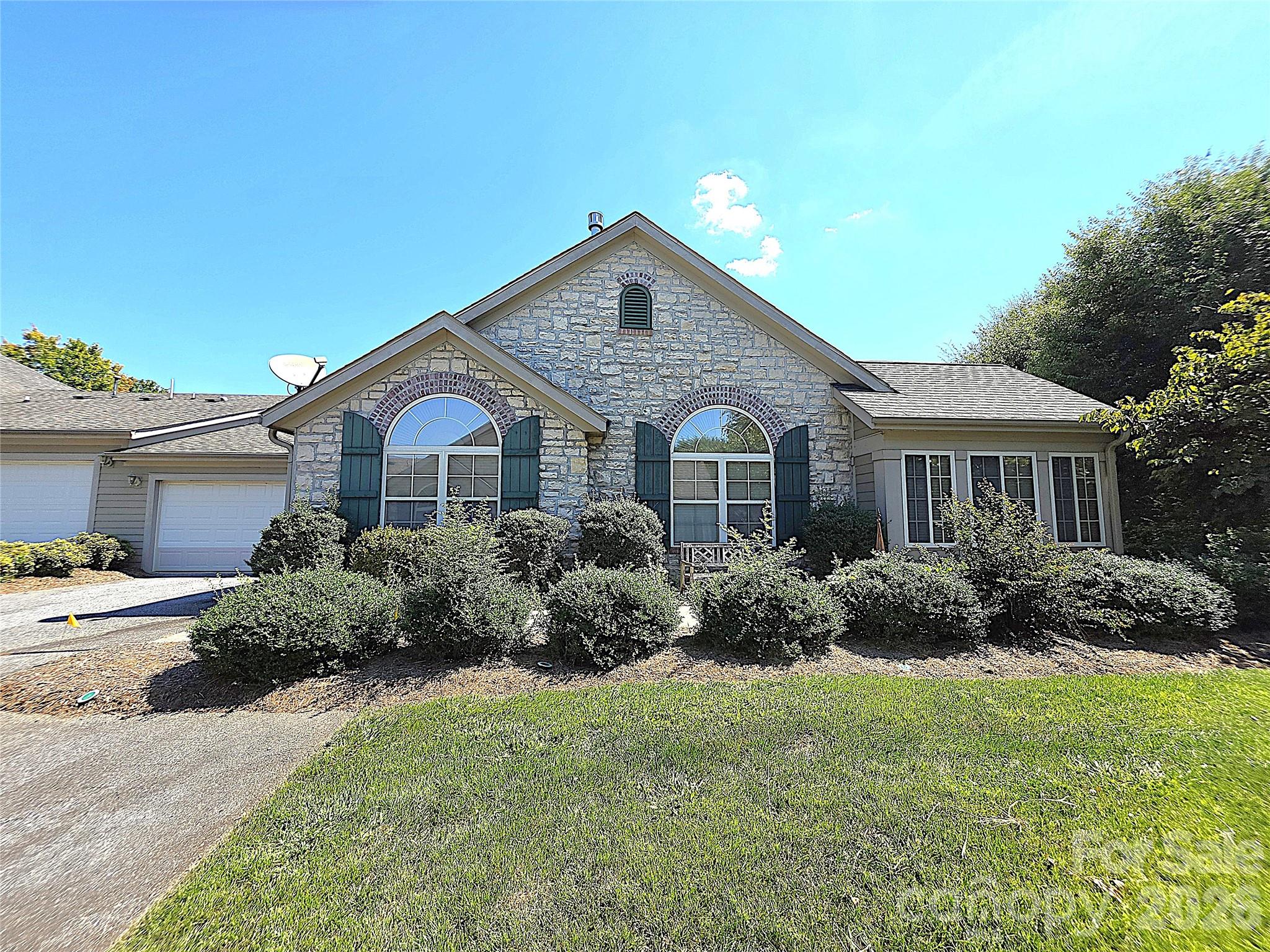 Townhouse at 812 Wynnshire Drive, Hickory, photo 3 of 3