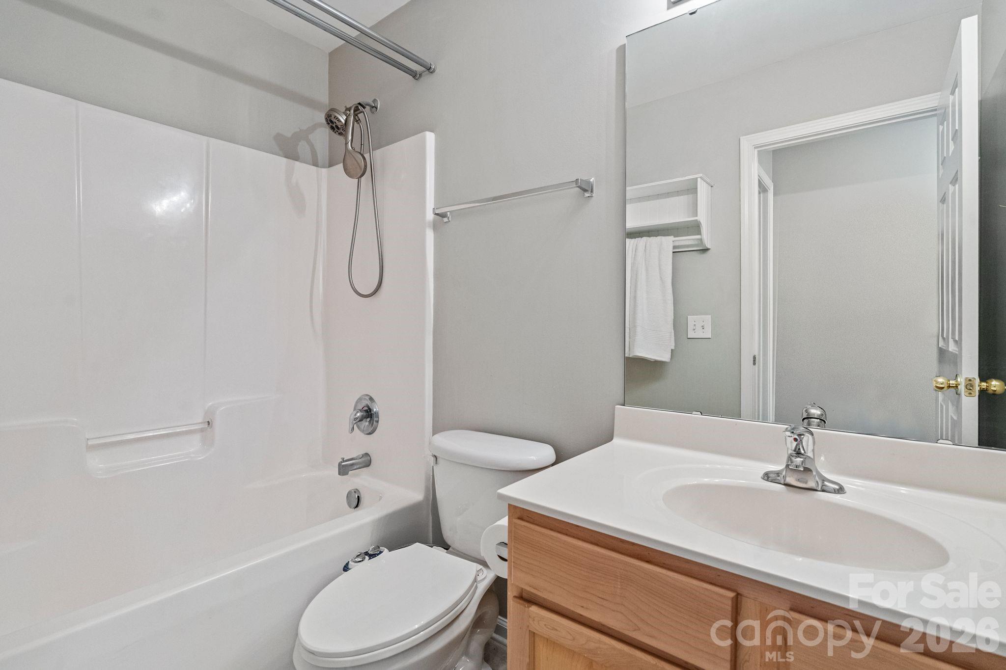 Full bathroom - 7702 Antique Circle, Waxhaw