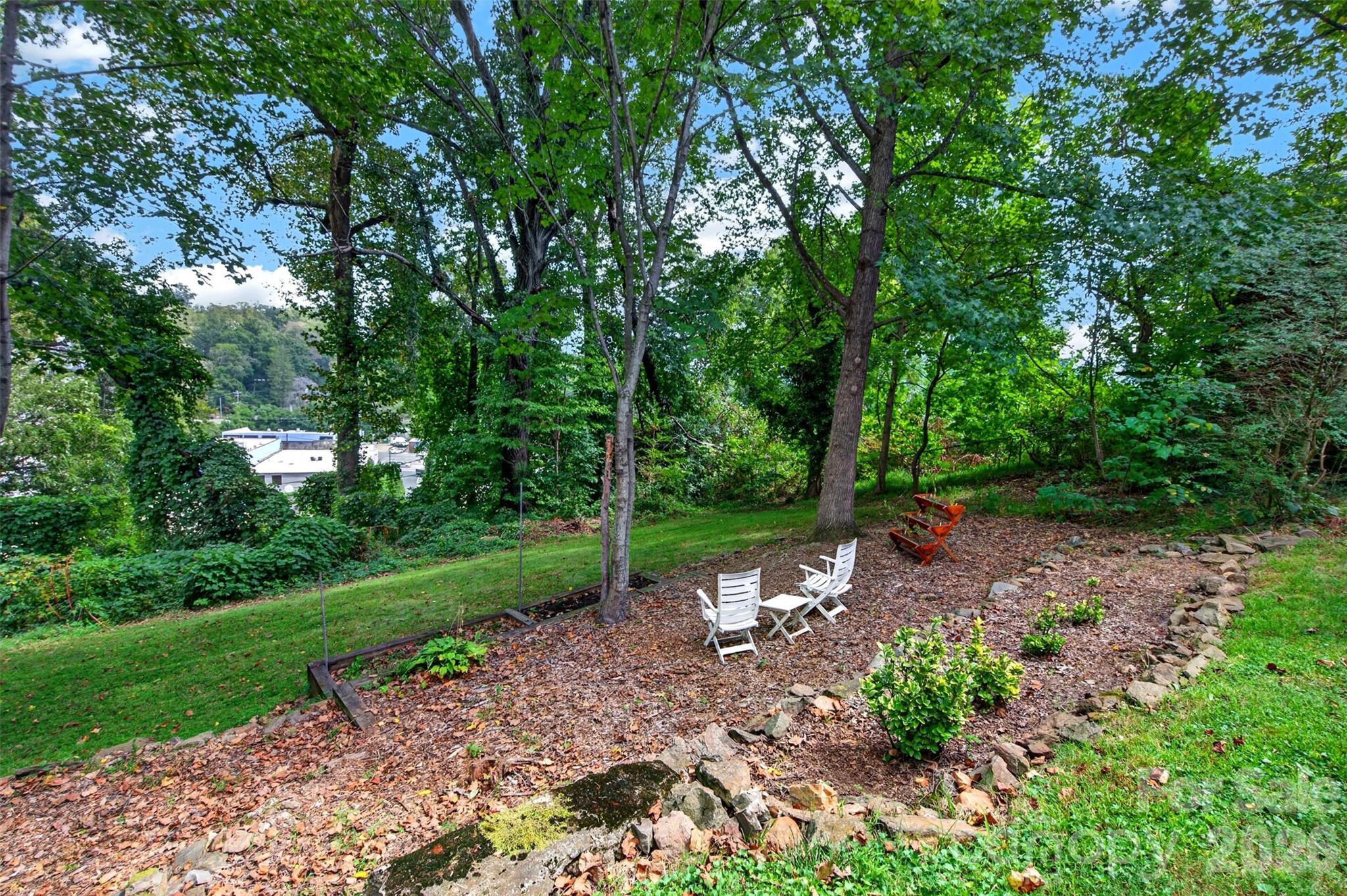Sitting Area - 70 Saint Dunstans Circle, Asheville