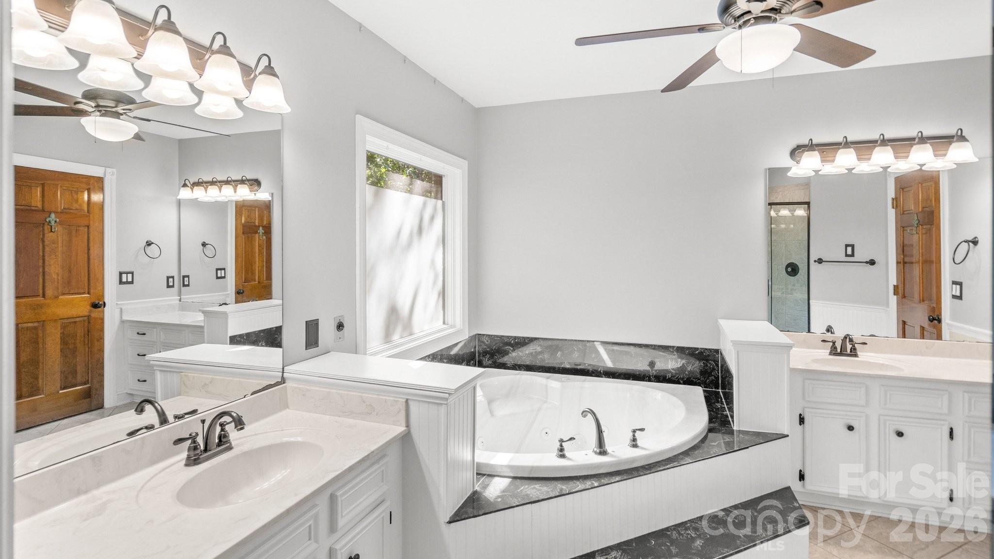 primary barh with jetted tub - 1517 Helms Short Cut Road, Monroe